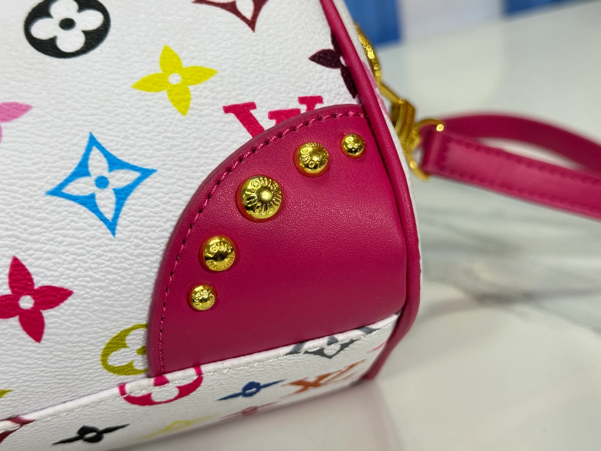 P280 upgraded original M58953 M46234 M46222 Speedy Bandoulière 20 handbag is made of soft coated canvas, and the full-length Monogram pattern is traced in colorful rainbow tones, highlighting the smart style of the Louis Vuitton x Murakami reissue series. The Toron handle and detachable shoulder strap are constructed of cow leather, the metal corners recall classic luggage elements, and the bow-shaped key bag and padlock add brand touches. Dimensions: 20.5 x 13.5 x 12.0 cm (length x height x width)