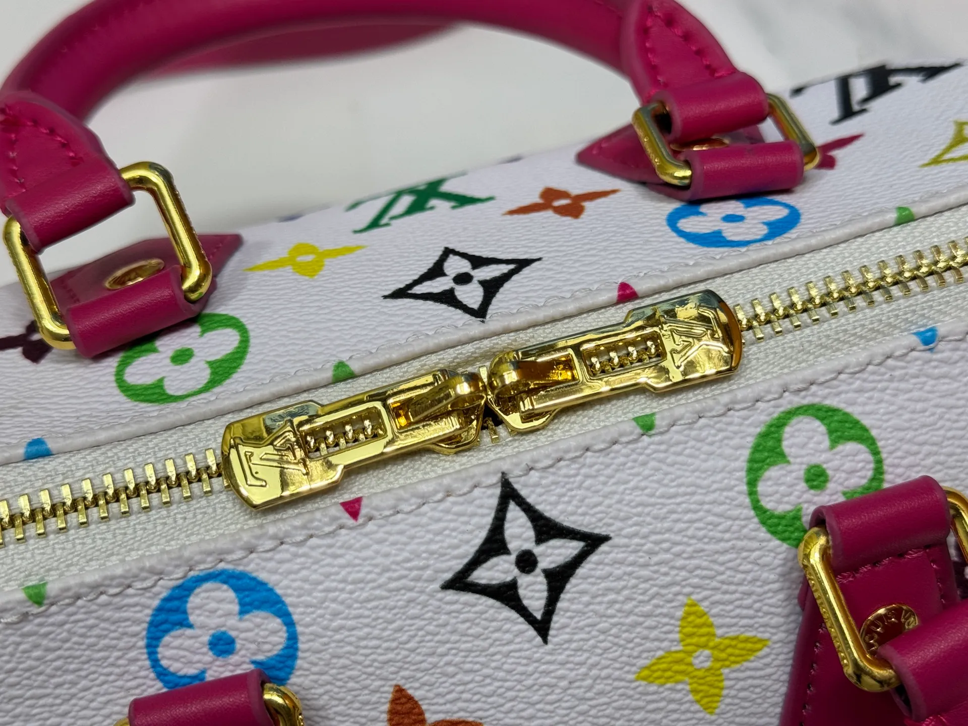 P280 upgraded original M58953 M46234 M46222 Speedy Bandoulière 20 handbag is made of soft coated canvas, and the full-length Monogram pattern is traced in colorful rainbow tones, highlighting the smart style of the Louis Vuitton x Murakami reissue series. The Toron handle and detachable shoulder strap are constructed of cow leather, the metal corners recall classic luggage elements, and the bow-shaped key bag and padlock add brand touches. Dimensions: 20.5 x 13.5 x 12.0 cm (length x height x width)