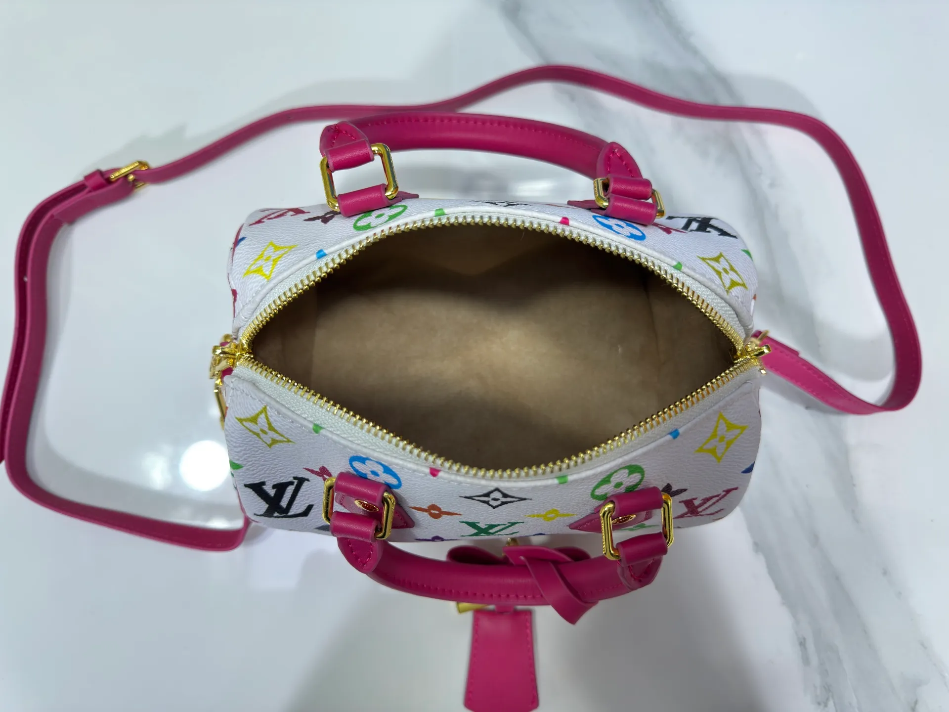 P280 upgraded original M58953 M46234 M46222 Speedy Bandoulière 20 handbag is made of soft coated canvas, and the full-length Monogram pattern is traced in colorful rainbow tones, highlighting the smart style of the Louis Vuitton x Murakami reissue series. The Toron handle and detachable shoulder strap are constructed of cow leather, the metal corners recall classic luggage elements, and the bow-shaped key bag and padlock add brand touches. Dimensions: 20.5 x 13.5 x 12.0 cm (length x height x width)