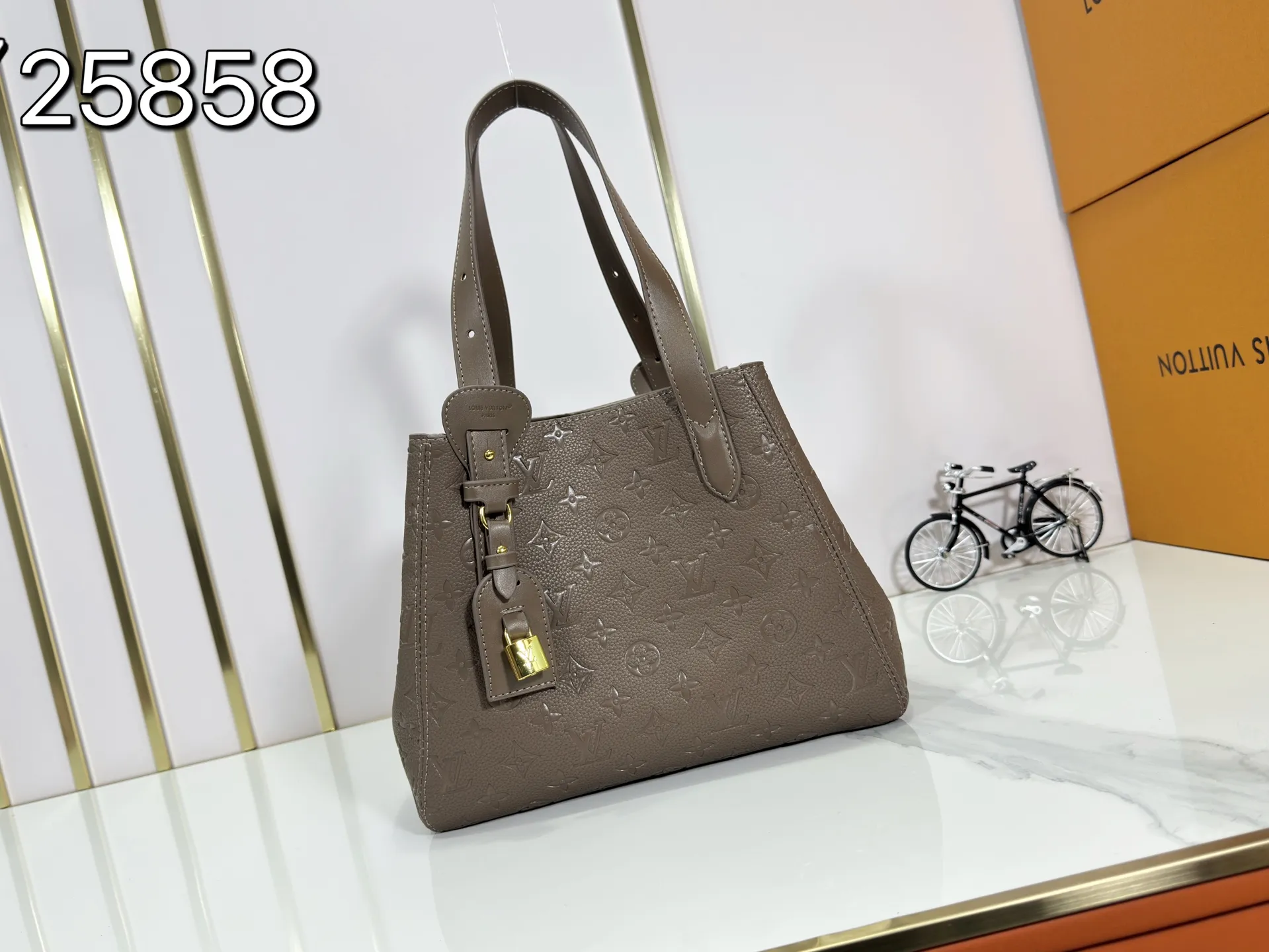 P240 upgraded original M25858 M25888 black M25890 gray All In One small handbag expands the capacity definition of the All-In series and can be transformed into a rounded Hobo handbag or an open tote bag, making it easy to carry daily needs. Monogram Empreinte leather bag with dazzling hardware, LV padlock and nameplate highlight the exquisite details. 40,0