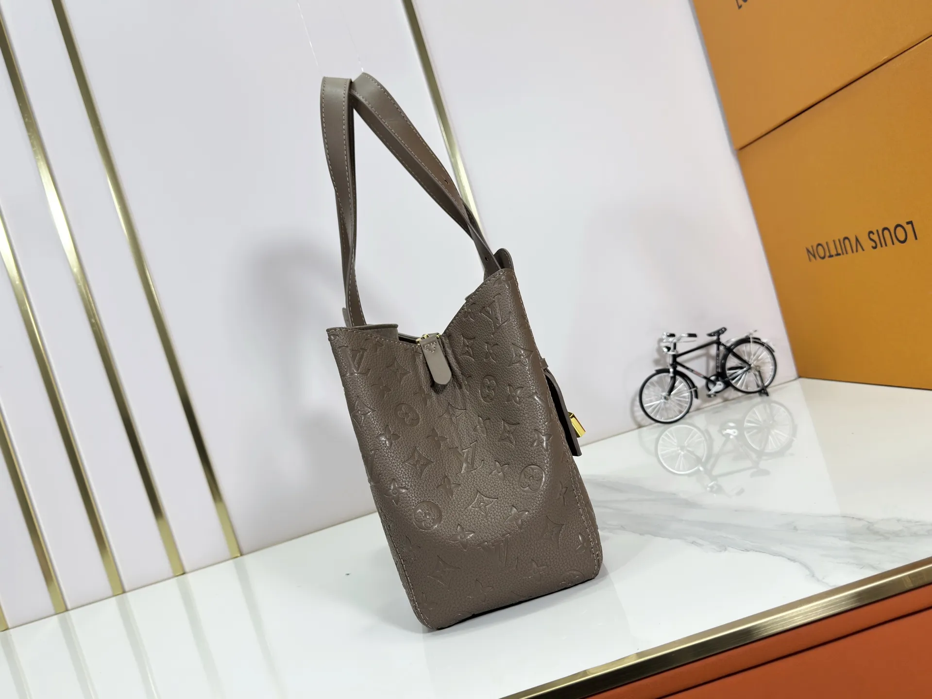 P240 upgraded original M25858 M25888 black M25890 gray All In One small handbag expands the capacity definition of the All-In series and can be transformed into a rounded Hobo handbag or an open tote bag, making it easy to carry daily needs. Monogram Empreinte leather bag with dazzling hardware, LV padlock and nameplate highlight the exquisite details. 40,0