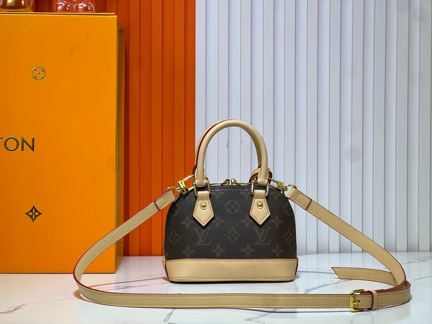 Batch 280💰Upgraded original version [Alma Nano shell handbag] M82717 M90611 mini shell bag Qiqi Stella series New launch Nano Alma handbag Reproduce the nano Alma of the iconic Alma bag with a miniature version. Louis Vuitton's signature Monogram canvas material harmonizes with the natural leather upholstery. Expertly crafted items that combine traditional charm with modern functionality. Opening the double zippers reveals an interior design with surprisingly ample storage space. With two leather handles and an adjustable, removable shoulder strap, it can be styled in a variety of ways.  Dimensions: 18 x 12 x 8 cm