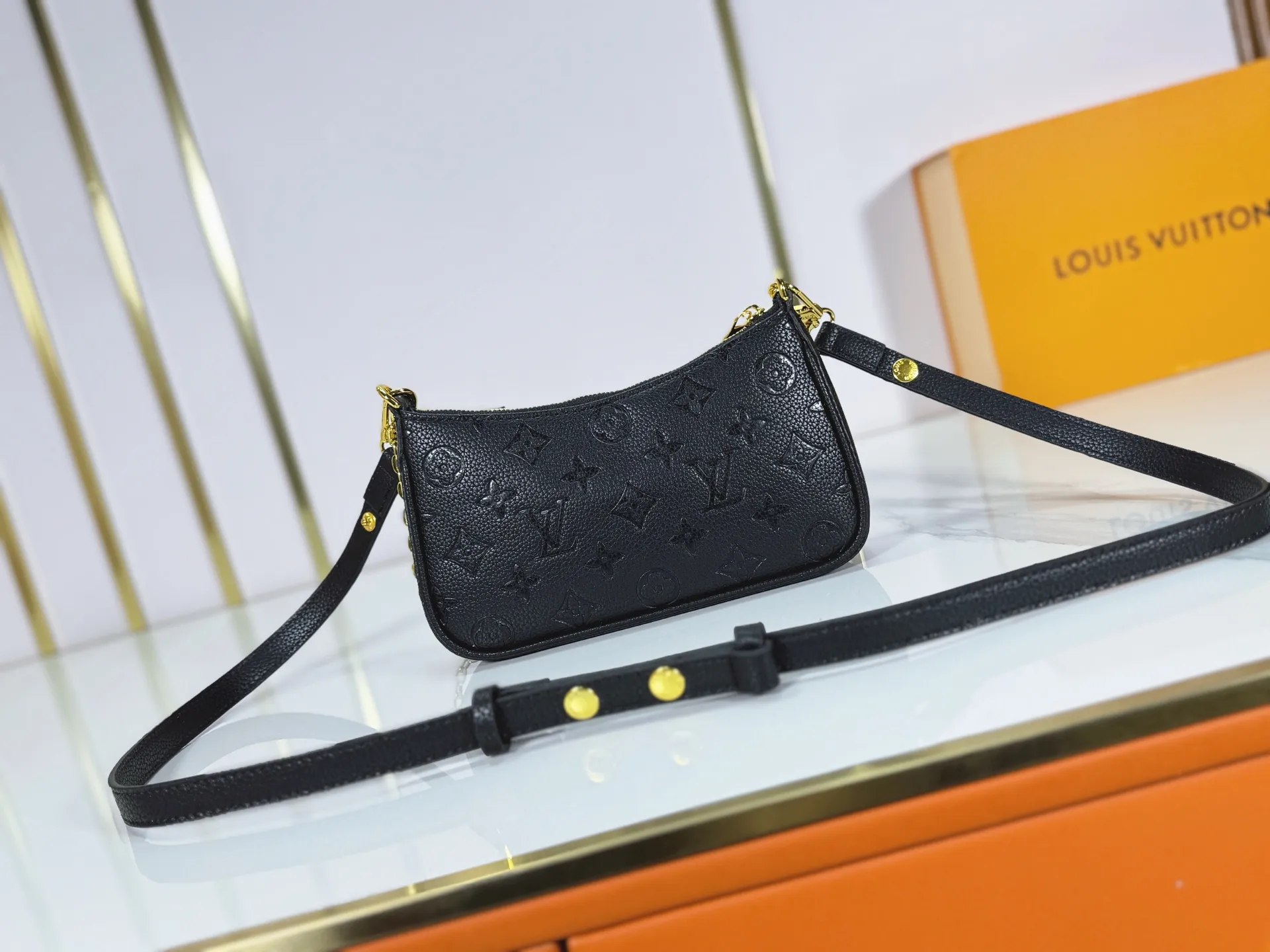 P180 Upgraded original M81066 M80349 M14421 M81862 M13614 This Easy Pouch handbag is decorated with classic Monogram pattern on the leather body and incorporates dazzling metal parts such as D-rings, making it a perfect choice for day and night travel. The compact shape is suitable for daily needs, and the detachable shoulder strap and chain allow for a variety of carrying methods. Dimensions: 19.0 x 11.5 x 3.0 cm (length x height x width)