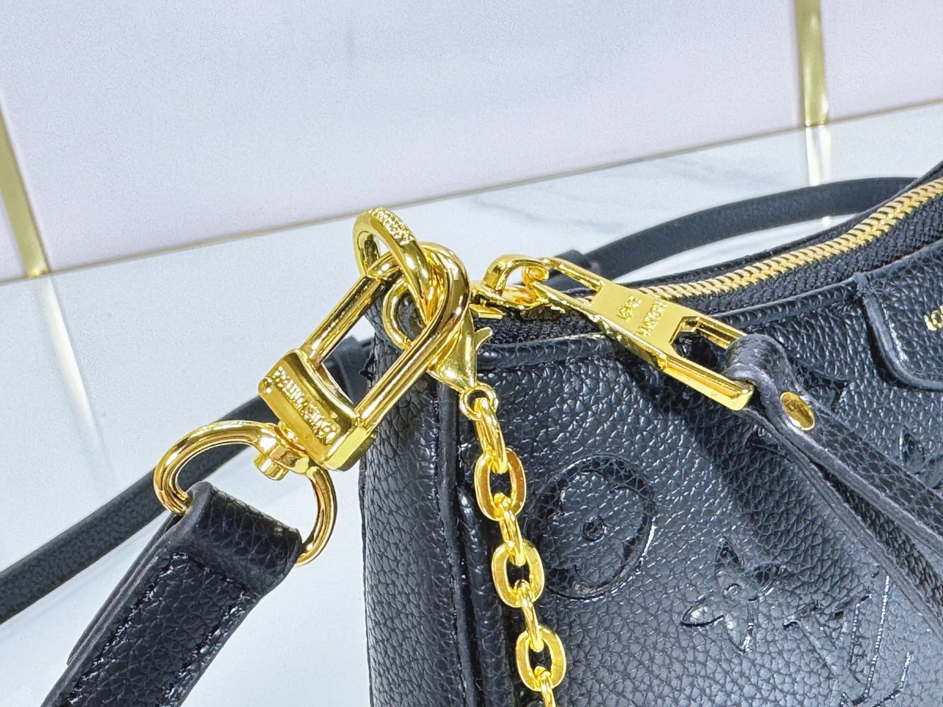 P180 Upgraded original M81066 M80349 M14421 M81862 M13614 This Easy Pouch handbag is decorated with classic Monogram pattern on the leather body and incorporates dazzling metal parts such as D-rings, making it a perfect choice for day and night travel. The compact shape is suitable for daily needs, and the detachable shoulder strap and chain allow for a variety of carrying methods. Dimensions: 19.0 x 11.5 x 3.0 cm (length x height x width)