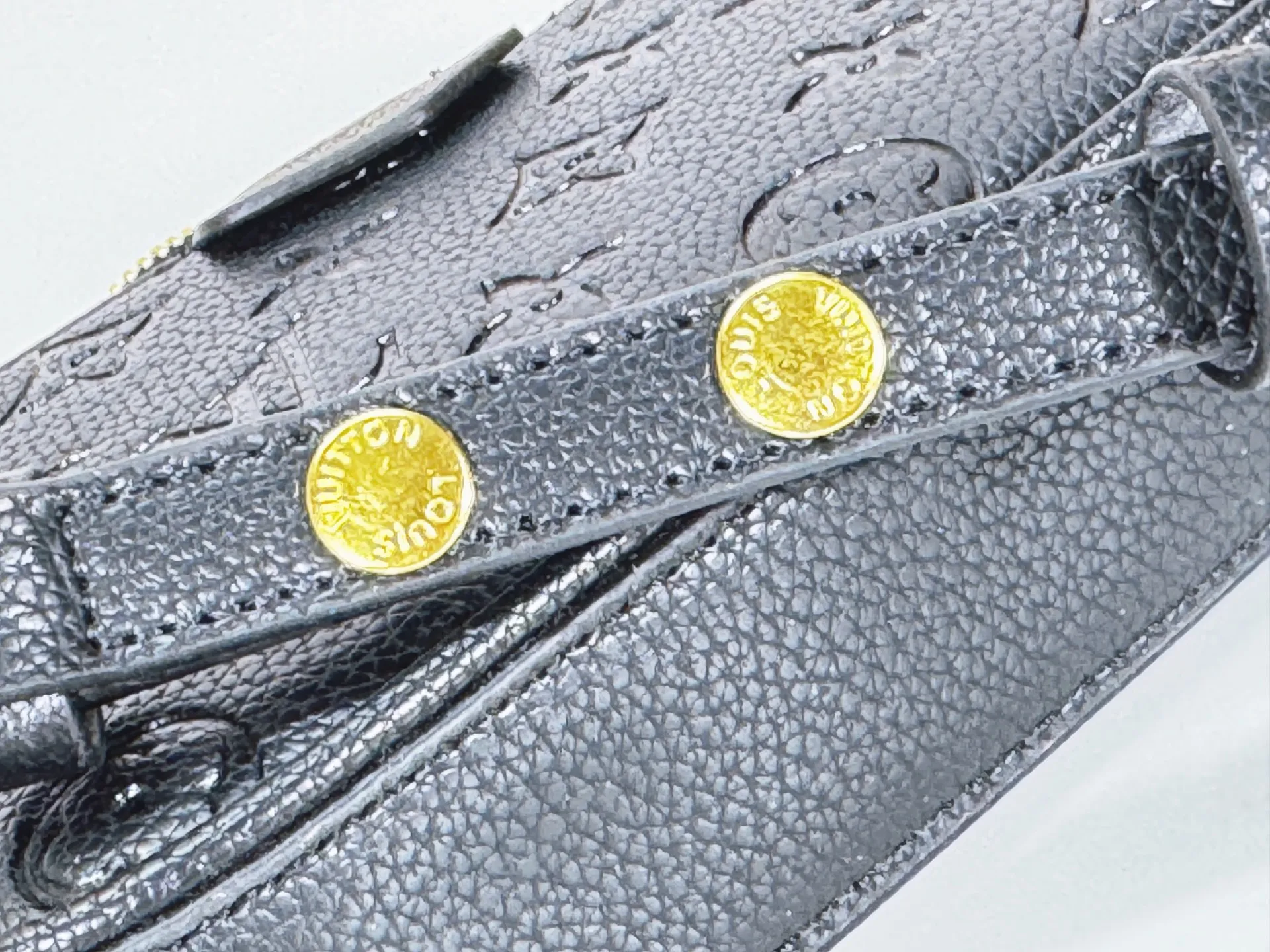 P180 Upgraded original M81066 M80349 M14421 M81862 M13614 This Easy Pouch handbag is decorated with classic Monogram pattern on the leather body and incorporates dazzling metal parts such as D-rings, making it a perfect choice for day and night travel. The compact shape is suitable for daily needs, and the detachable shoulder strap and chain allow for a variety of carrying methods. Dimensions: 19.0 x 11.5 x 3.0 cm (length x height x width)