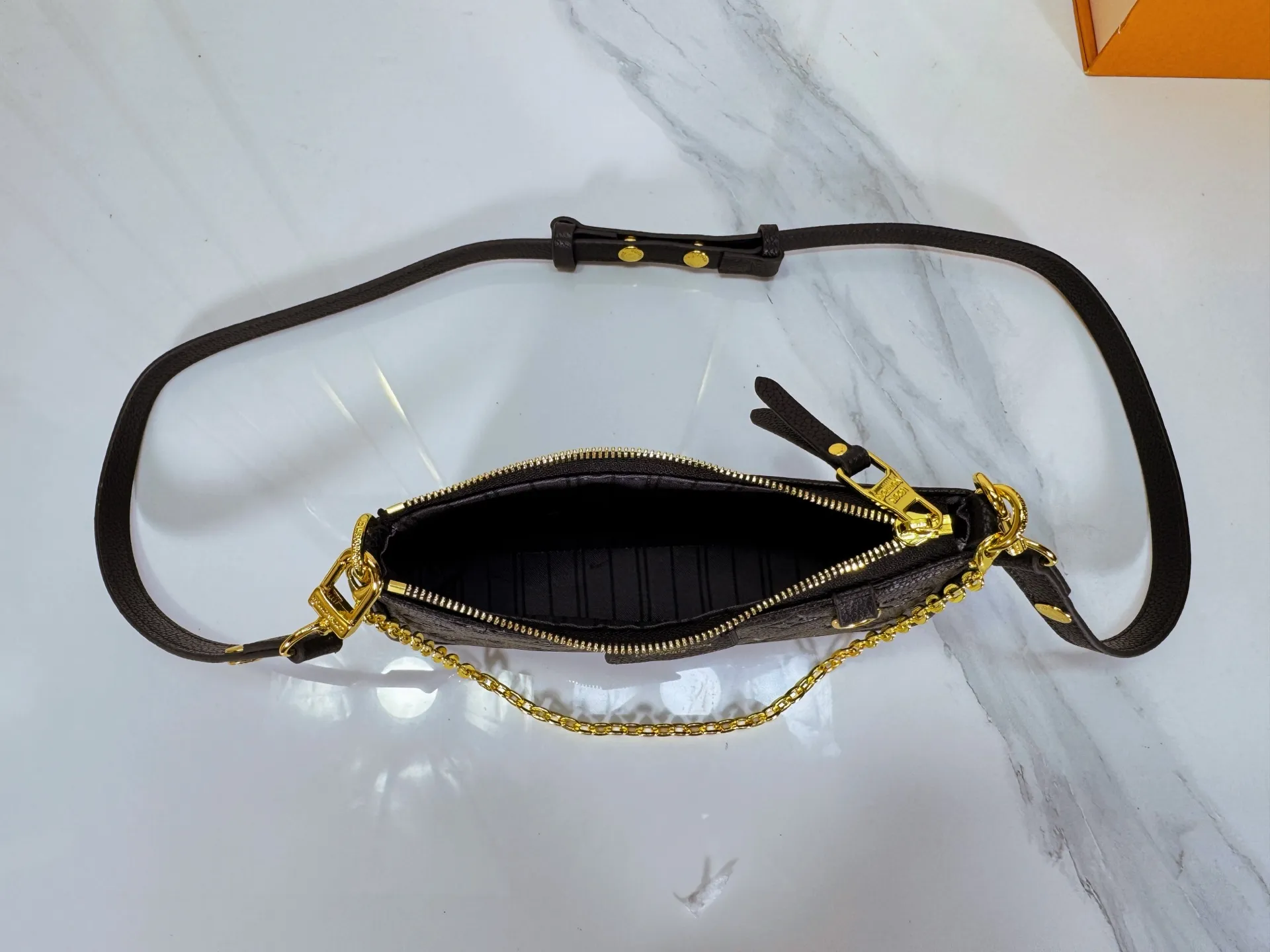 P180 Upgraded original M81066 M80349 M14421 M81862 M13614 This Easy Pouch handbag is decorated with classic Monogram pattern on the leather body and incorporates dazzling metal parts such as D-rings, making it a perfect choice for day and night travel. The compact shape is suitable for daily needs, and the detachable shoulder strap and chain allow for a variety of carrying methods. Dimensions: 19.0 x 11.5 x 3.0 cm (length x height x width)