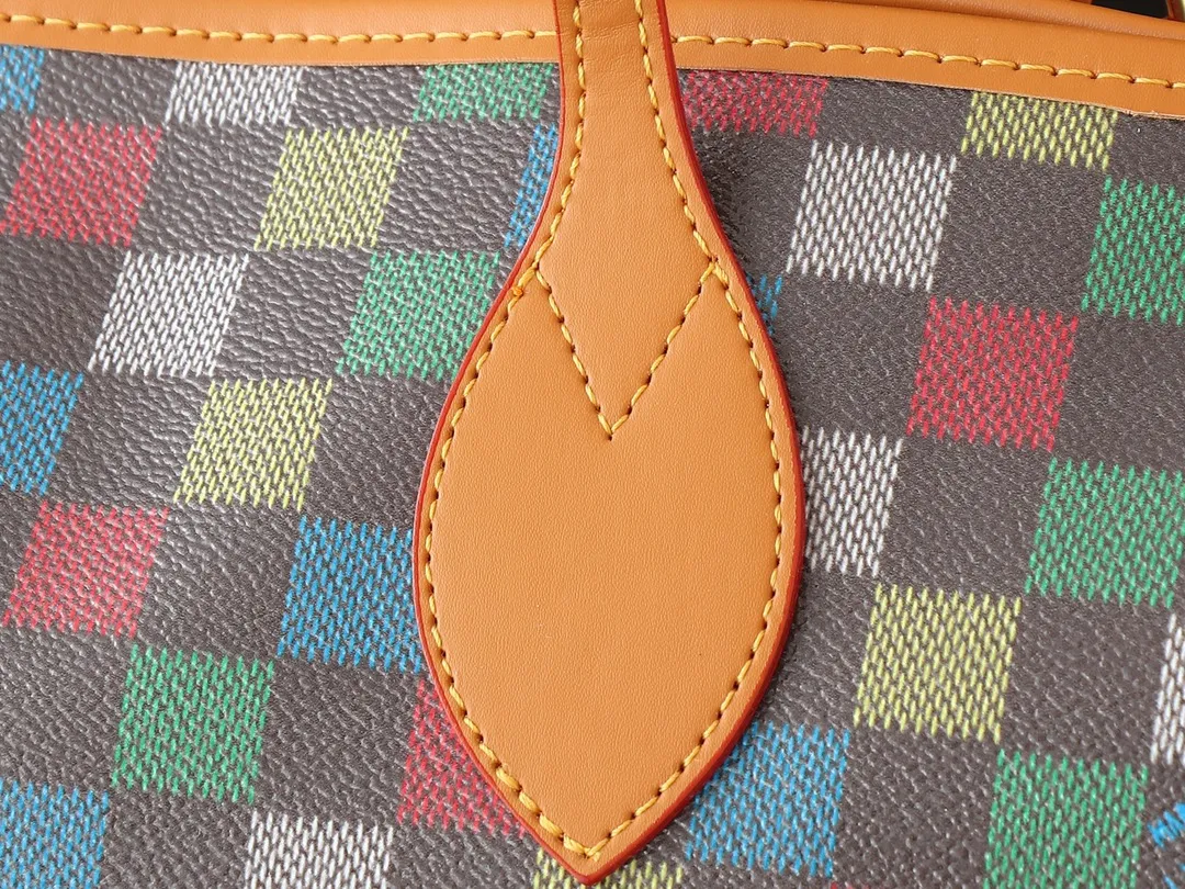 💰260💰Upgraded original M00191 M00155 This Sac Plat Soft tote bag continues creative director Pharrell Wiliams’ new interpretation of the Damier pattern, presenting a soft structure in bright colors. The elegant zipper ensures safe access, and the long and short handles allow for hand-carrying and shoulder-carrying options. Size: 42cm