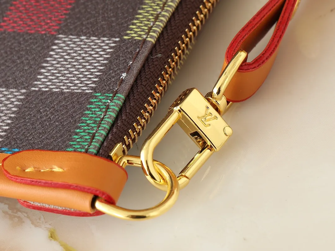 💰260💰Upgraded original M00191 M00155 This Sac Plat Soft tote bag continues creative director Pharrell Wiliams’ new interpretation of the Damier pattern, presenting a soft structure in bright colors. The elegant zipper ensures safe access, and the long and short handles allow for hand-carrying and shoulder-carrying options. Size: 42cm