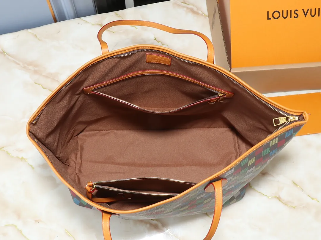💰260💰Upgraded original M00191 M00155 This Sac Plat Soft tote bag continues creative director Pharrell Wiliams’ new interpretation of the Damier pattern, presenting a soft structure in bright colors. The elegant zipper ensures safe access, and the long and short handles allow for hand-carrying and shoulder-carrying options. Size: 42cm