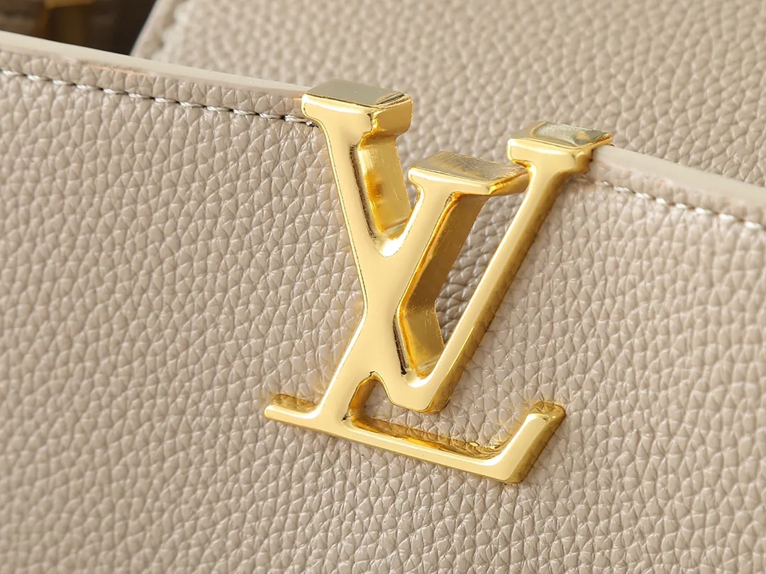 💰420💰Guangzhou goods Upgraded original M12935 M12936 M12937 M12938 This Capucines medium handbag is from the Chain On You series, using Taurillon cow leather to focus on the brand's ingenuity and fine craftsmanship. The jewelry-style double-plated chain is embellished with Monogram flowers, while rounded LV letters and hardware add sophisticated touches. Whether worn cross-body, hand-carried or shoulder-carried, it can display elegant style. Dimensions: 31.5 x 20.0 x 11.0 cm (length x height x width)