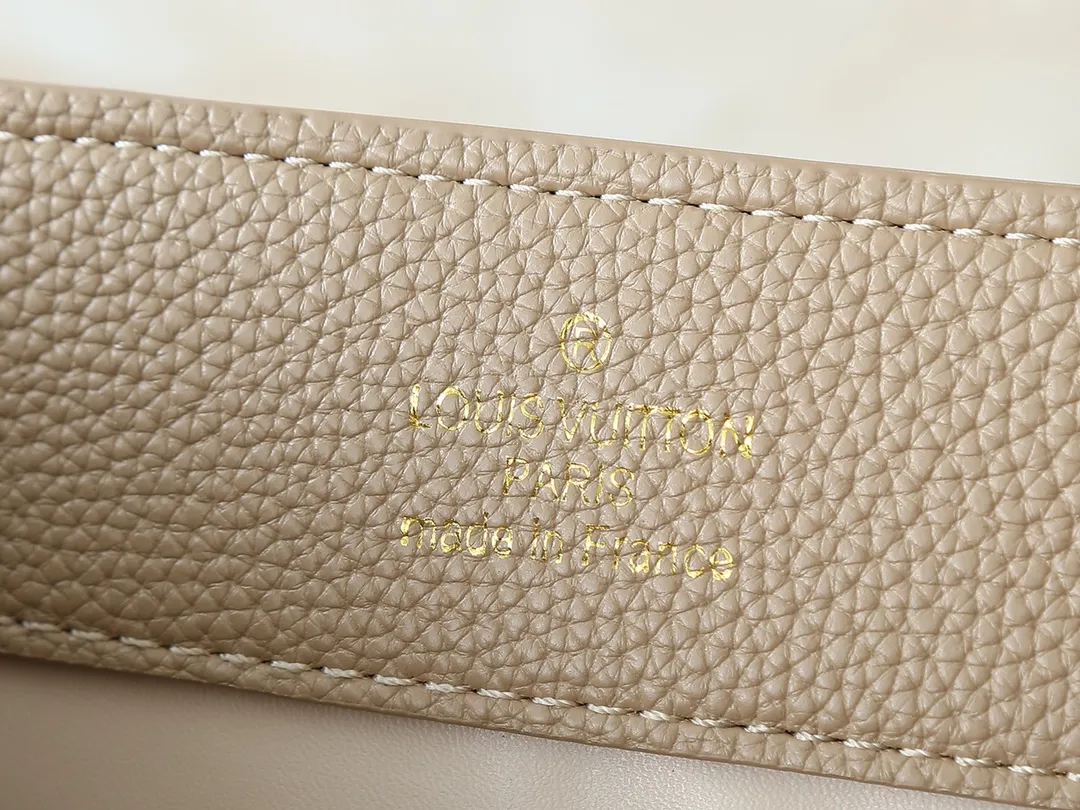 💰420💰Guangzhou goods Upgraded original M12935 M12936 M12937 M12938 This Capucines medium handbag is from the Chain On You series, using Taurillon cow leather to focus on the brand's ingenuity and fine craftsmanship. The jewelry-style double-plated chain is embellished with Monogram flowers, while rounded LV letters and hardware add sophisticated touches. Whether worn cross-body, hand-carried or shoulder-carried, it can display elegant style. Dimensions: 31.5 x 20.0 x 11.0 cm (length x height x width)