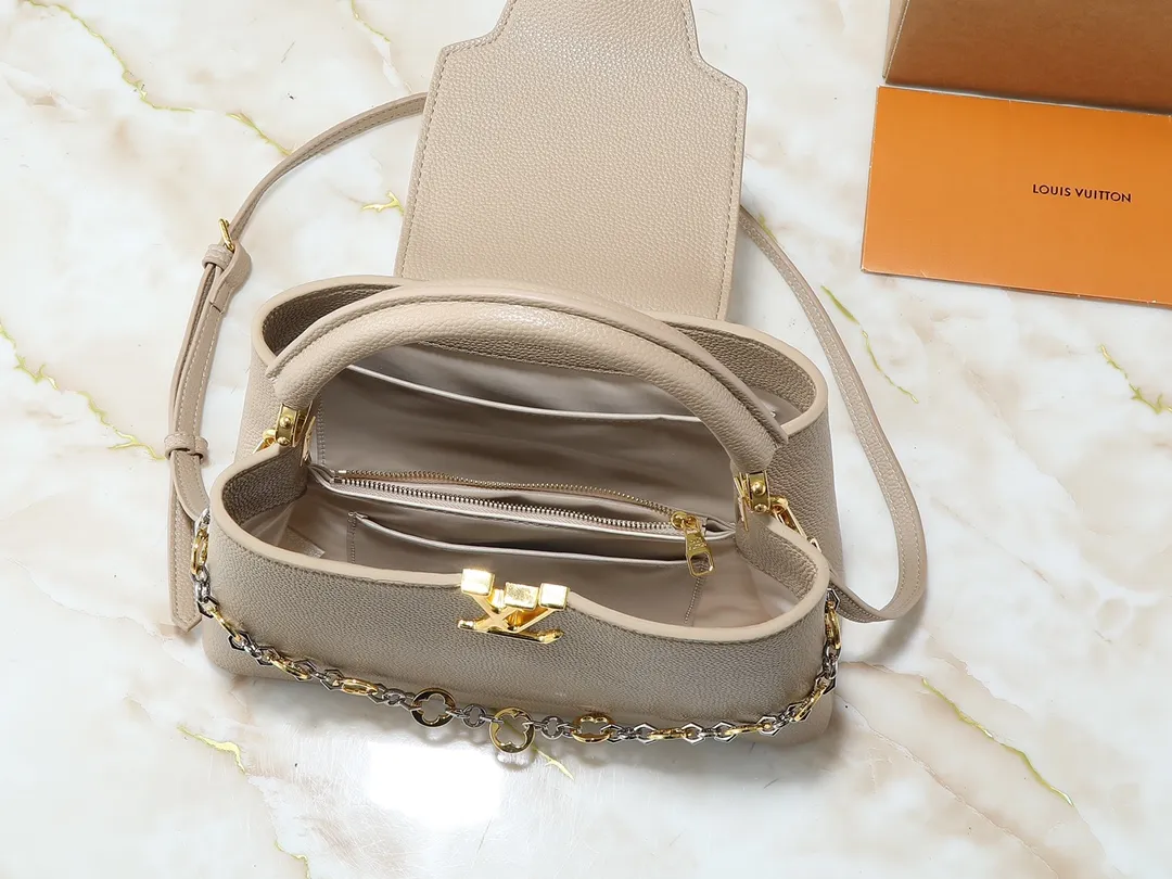 💰420💰Guangzhou goods Upgraded original M12935 M12936 M12937 M12938 This Capucines medium handbag is from the Chain On You series, using Taurillon cow leather to focus on the brand's ingenuity and fine craftsmanship. The jewelry-style double-plated chain is embellished with Monogram flowers, while rounded LV letters and hardware add sophisticated touches. Whether worn cross-body, hand-carried or shoulder-carried, it can display elegant style. Dimensions: 31.5 x 20.0 x 11.0 cm (length x height x width)