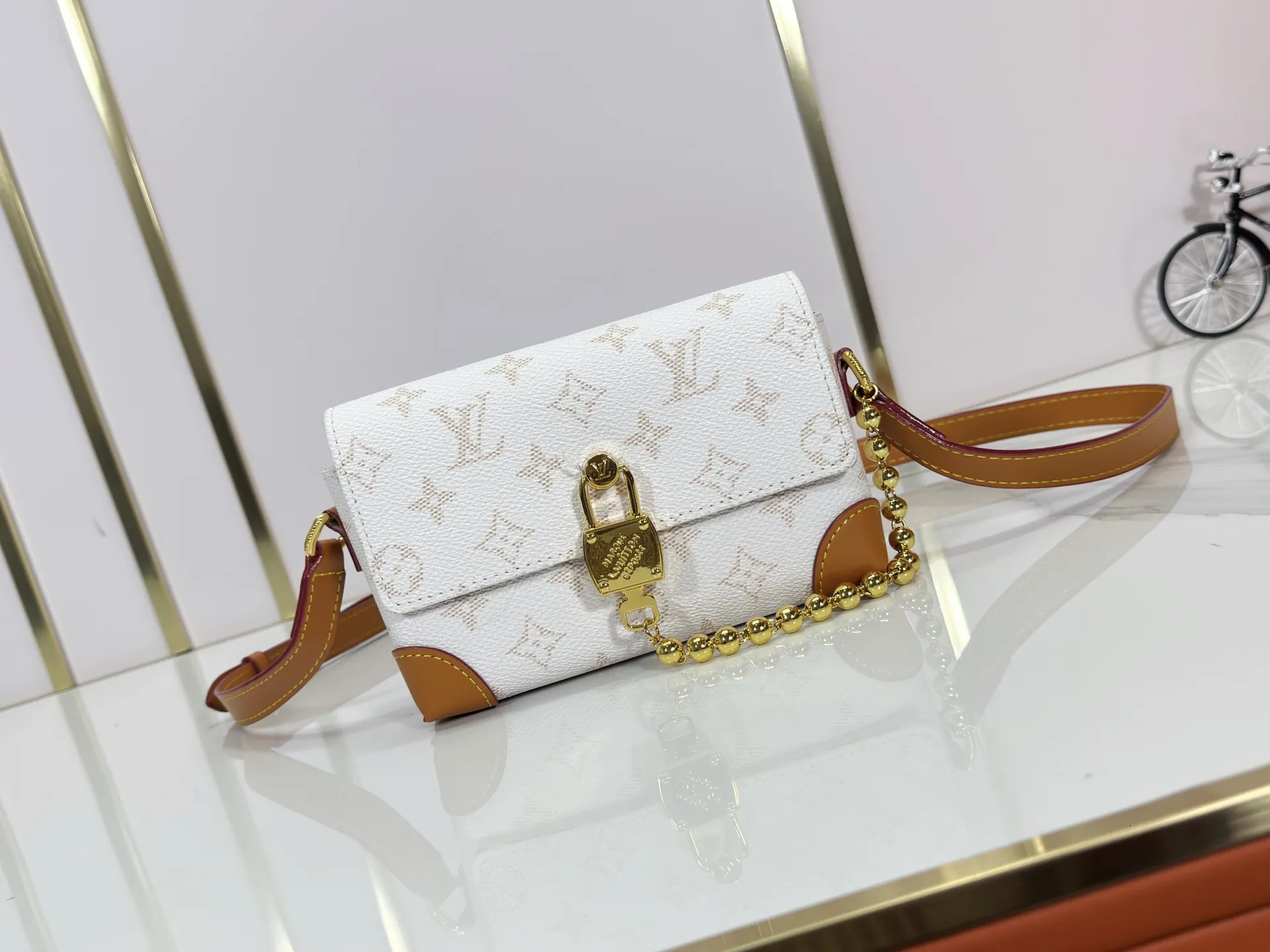 P220 Upgraded original M14738 This Steamer mini handbag is made of Monogram canvas, with distressed cow leather trim and dazzling metal parts. The new square lock snaps back to Pharrell Williams' signature Damier pattern, the delicate key connects to the intricate beaded chain, and the adjustable shoulder strap allows for shoulder or cross-body wear. Dimensions: 18 × 11 × 6.5 cm