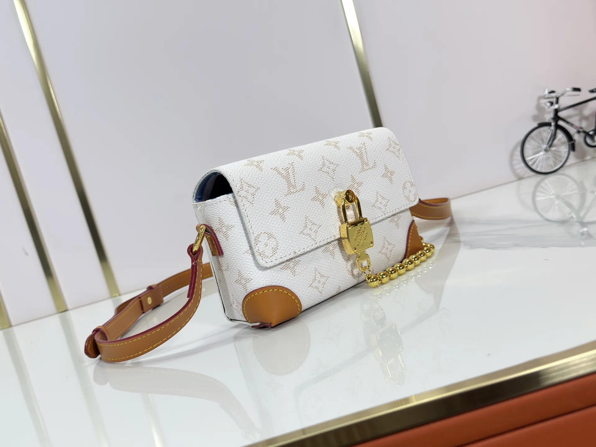 P220 Upgraded original M14738 This Steamer mini handbag is made of Monogram canvas, with distressed cow leather trim and dazzling metal parts. The new square lock snaps back to Pharrell Williams' signature Damier pattern, the delicate key connects to the intricate beaded chain, and the adjustable shoulder strap allows for shoulder or cross-body wear. Dimensions: 18 × 11 × 6.5 cm