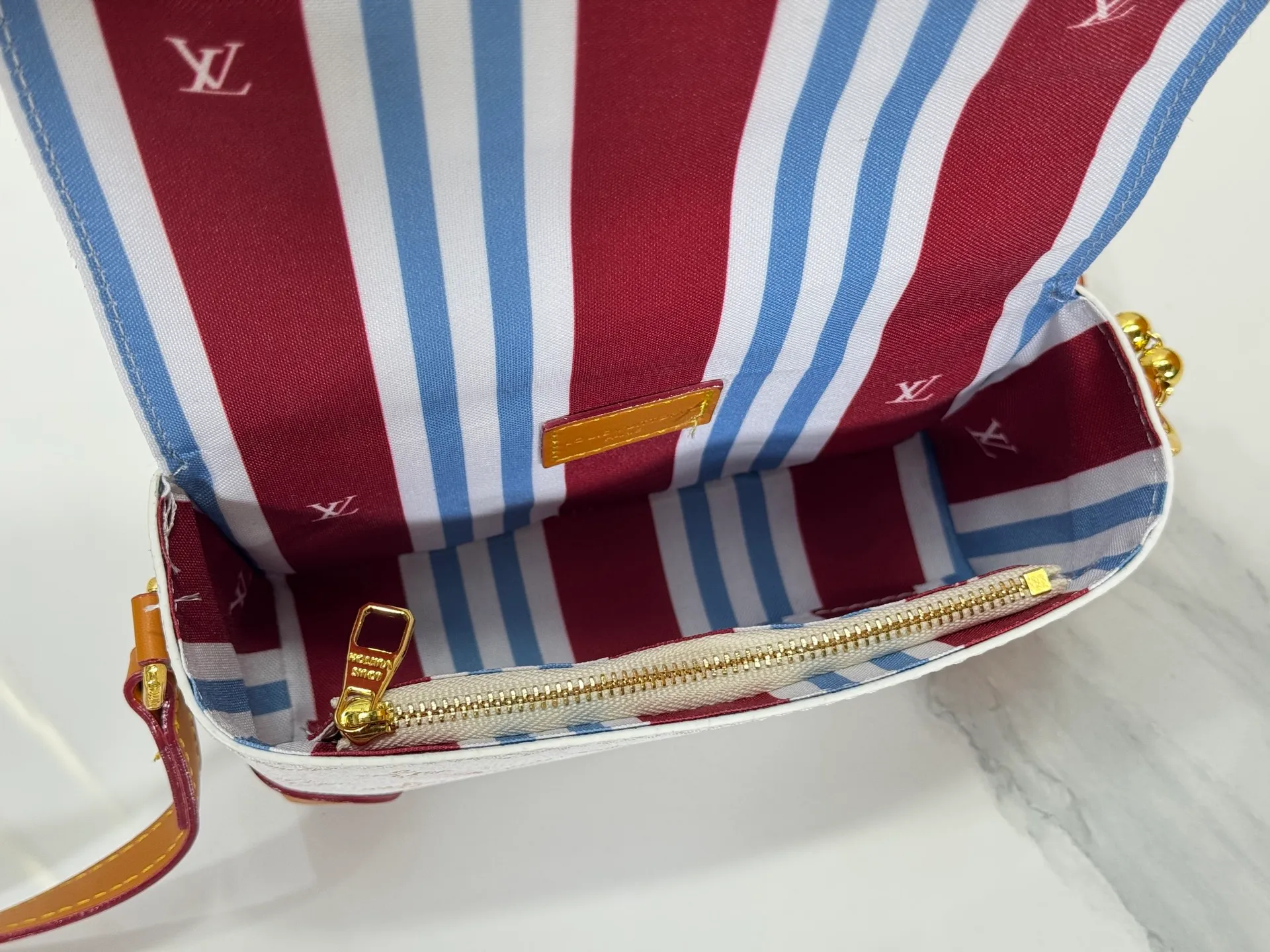 P220 Upgraded original M14738 This Steamer mini handbag is made of Monogram canvas, with distressed cow leather trim and dazzling metal parts. The new square lock snaps back to Pharrell Williams' signature Damier pattern, the delicate key connects to the intricate beaded chain, and the adjustable shoulder strap allows for shoulder or cross-body wear. Dimensions: 18 × 11 × 6.5 cm