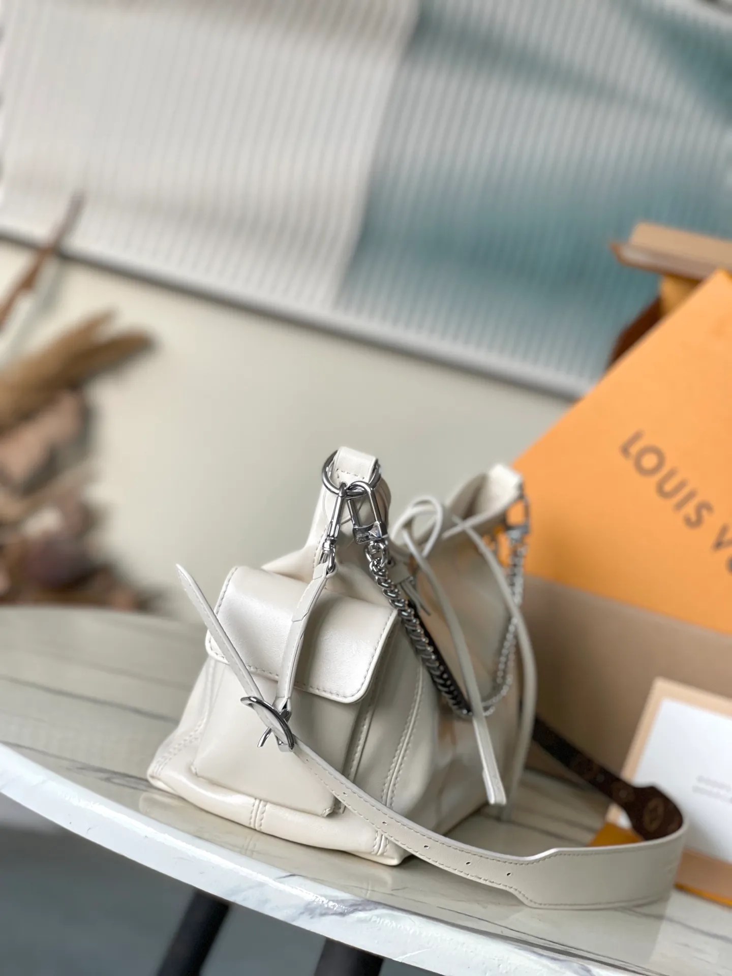💰1160 (top layer leather) top original order M12919 milk white. This small CarryAll Cargo handbag is made of soft sheep leather to create a fashionable and lazy silhouette, adding eye-catching charm to the 2024 spring and summer show style. Polished metal pieces are complemented by a tactile, slightly wrinkled texture. Plenty of space can accommodate a variety of daily necessities, making it a great travel companion. Dimensions: 33.5x 23x 15 cm