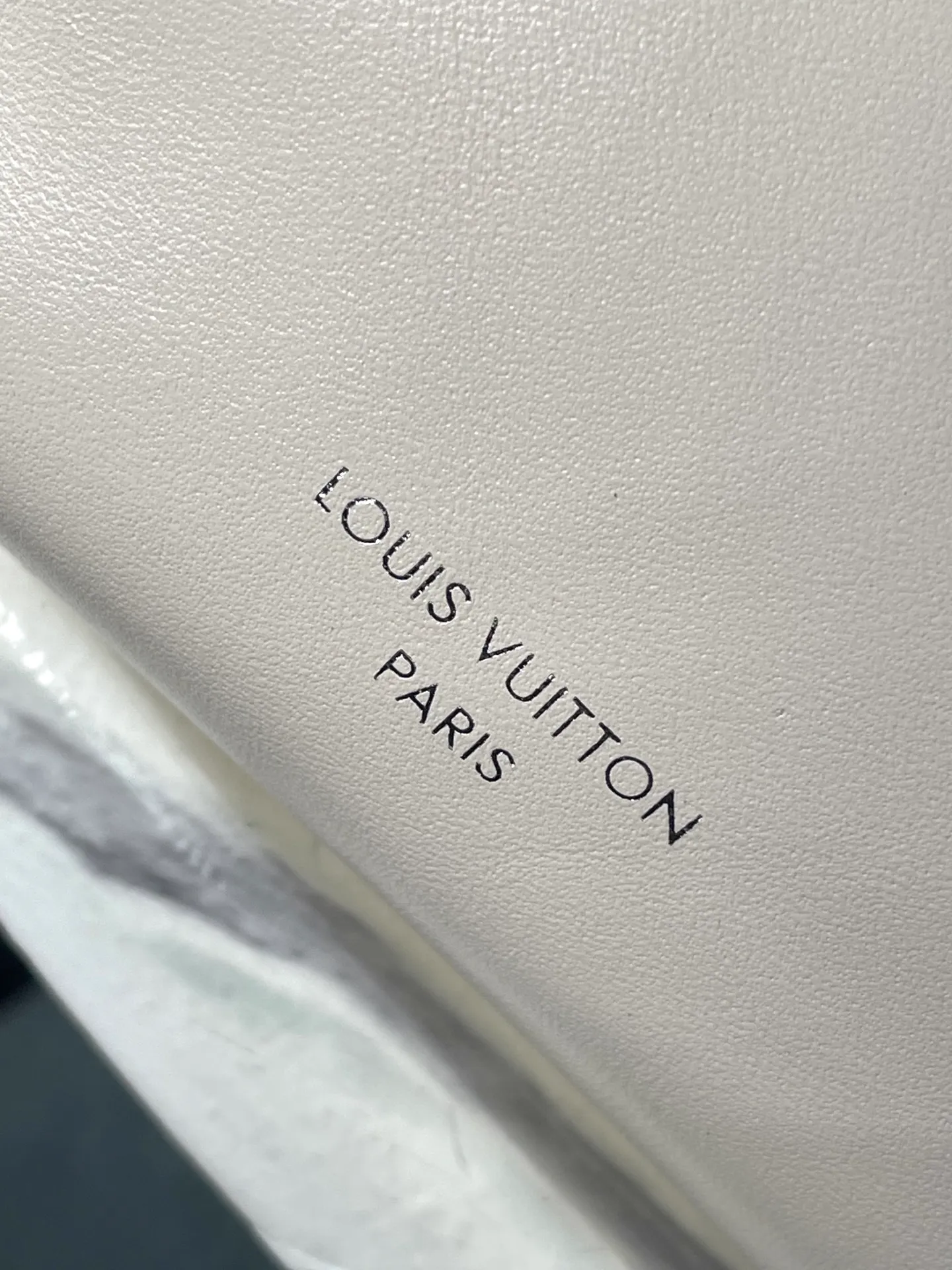💰1160 (top layer leather) top original order M12919 milk white. This small CarryAll Cargo handbag is made of soft sheep leather to create a fashionable and lazy silhouette, adding eye-catching charm to the 2024 spring and summer show style. Polished metal pieces are complemented by a tactile, slightly wrinkled texture. Plenty of space can accommodate a variety of daily necessities, making it a great travel companion. Dimensions: 33.5x 23x 15 cm
