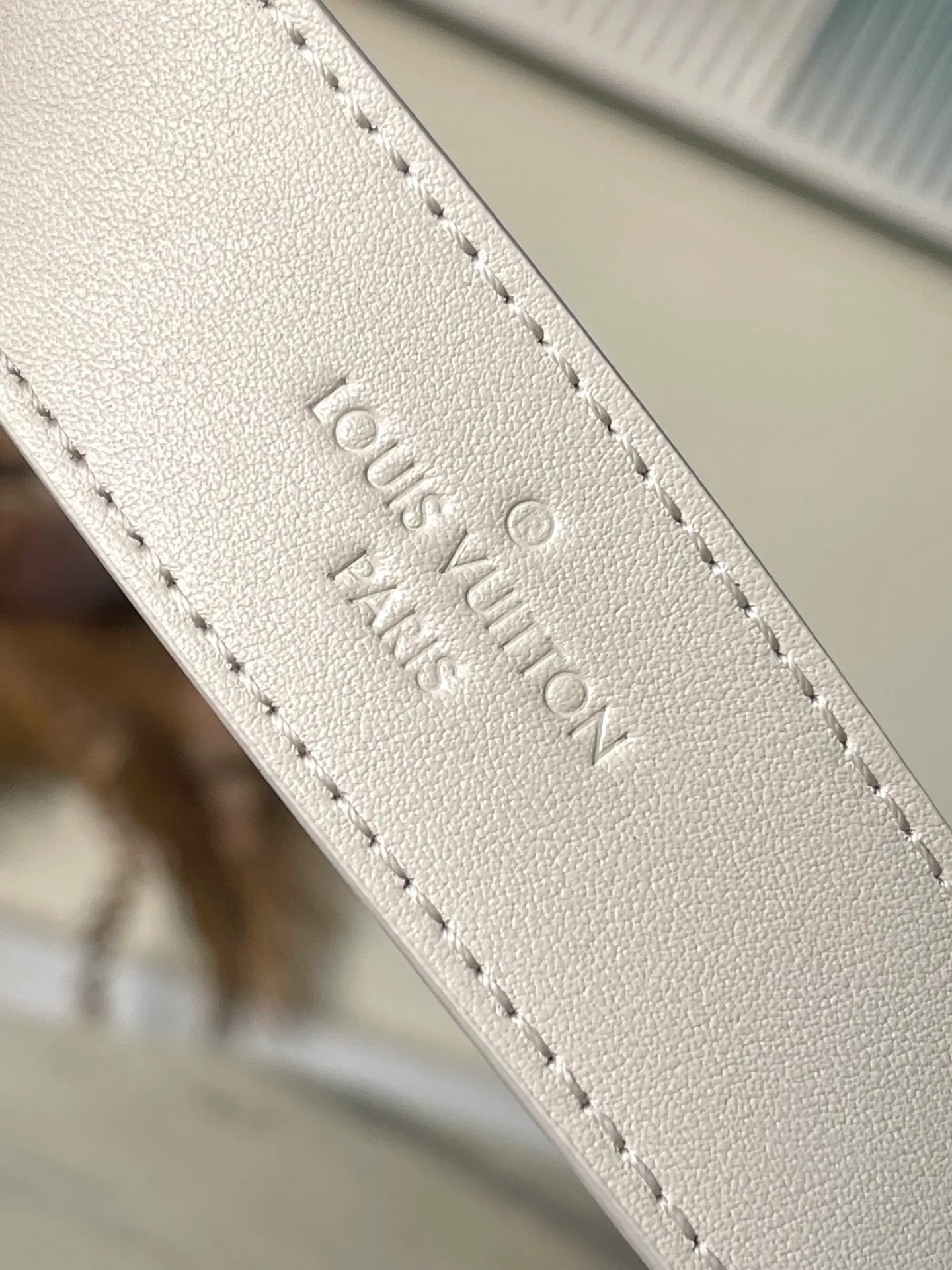 💰1160 (top layer leather) top original order M12919 milk white. This small CarryAll Cargo handbag is made of soft sheep leather to create a fashionable and lazy silhouette, adding eye-catching charm to the 2024 spring and summer show style. Polished metal pieces are complemented by a tactile, slightly wrinkled texture. Plenty of space can accommodate a variety of daily necessities, making it a great travel companion. Dimensions: 33.5x 23x 15 cm