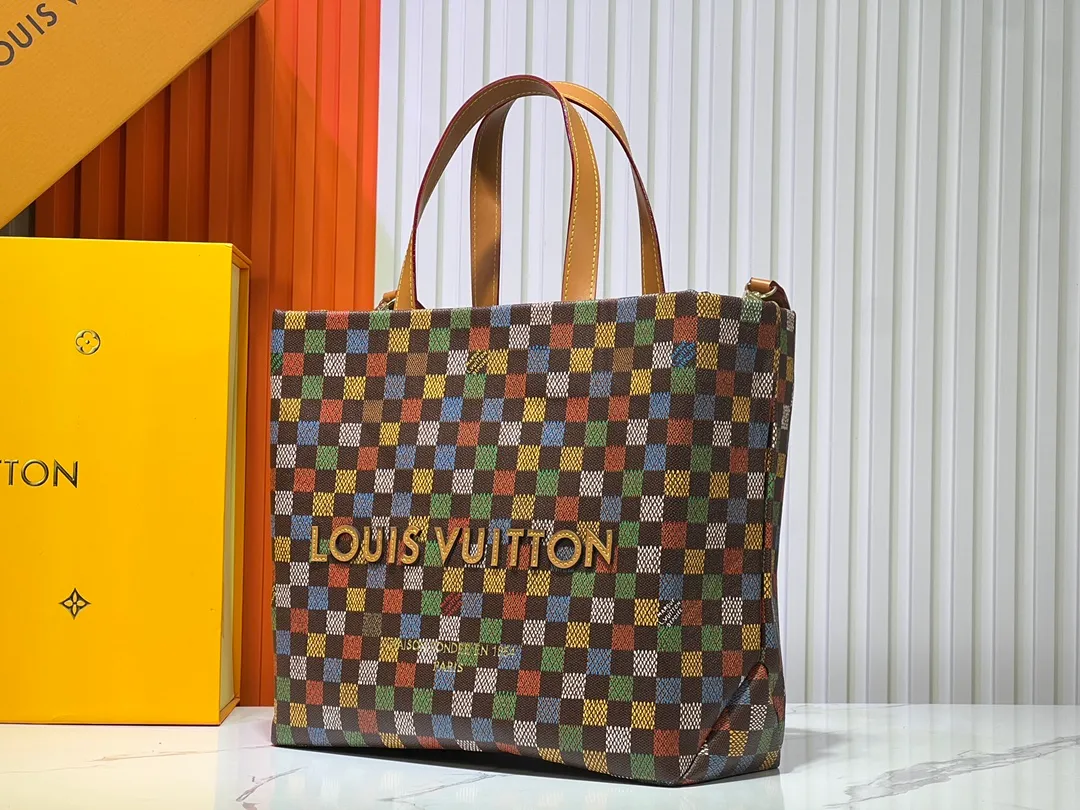 Batch 340💰Medium M24457 This medium Shopper handbag draws inspiration from Louis Vuitton shopping bags, with the words Louis Vuitton and Maison Fondée En 1854 written on soft cow leather, with a top handle and a detachable shoulder strap. Dimensions: 34x31x14cm