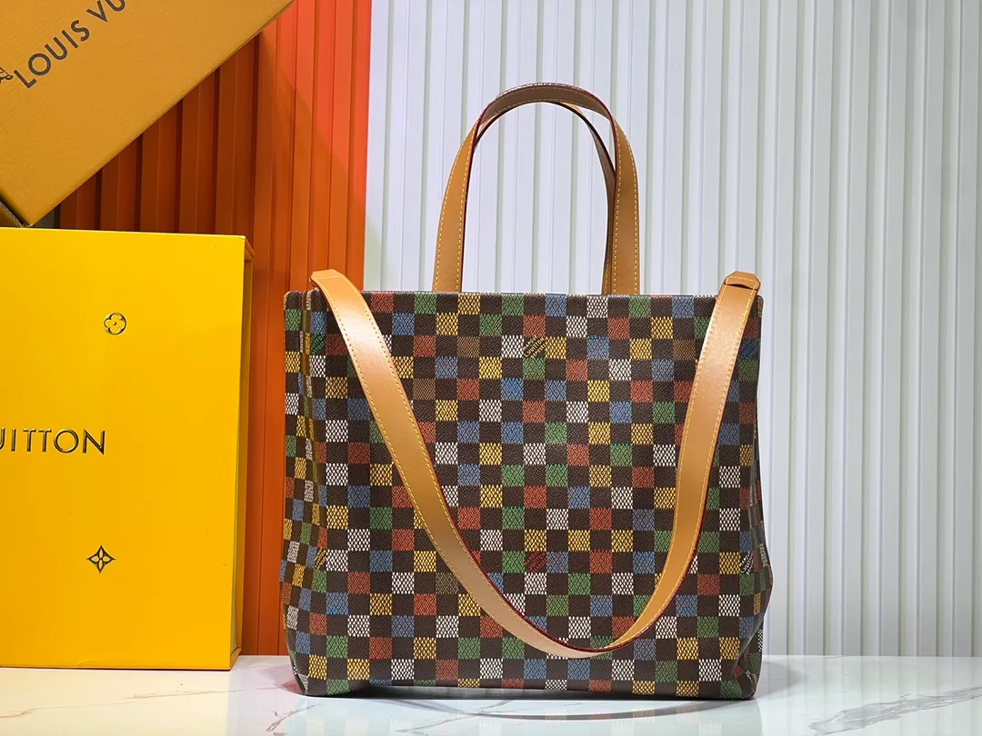 Batch 340💰Medium M24457 This medium Shopper handbag draws inspiration from Louis Vuitton shopping bags, with the words Louis Vuitton and Maison Fondée En 1854 written on soft cow leather, with a top handle and a detachable shoulder strap. Dimensions: 34x31x14cm
