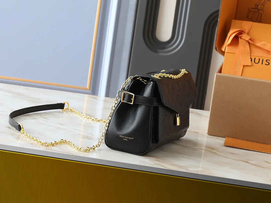 💰260💰Upgraded from the original M14604 M14973. This Anytime Flap Bag is made of Monogram Empreinte leather and continues the design elements of the Anytime Shopper series, making it easy to create a personalized look suitable for day and night. Side buckles cleverly expand the space for easy storage of daily needs. The dazzling sliding chain shoulder strap allows for flexible carrying, and the LV padlock adds a signature touch. Dimensions: 18.5 x 9.5 x 29.5 cm (height x width x length)