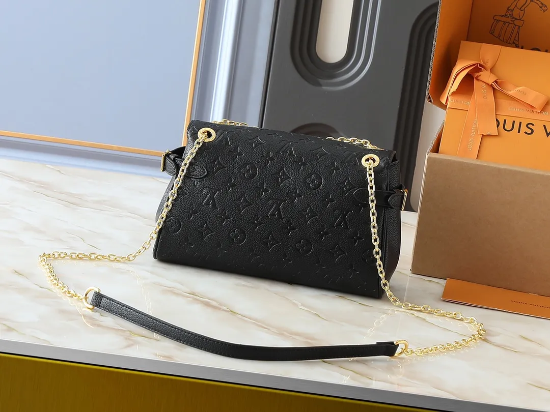 💰260💰Upgraded from the original M14604 M14973. This Anytime Flap Bag is made of Monogram Empreinte leather and continues the design elements of the Anytime Shopper series, making it easy to create a personalized look suitable for day and night. Side buckles cleverly expand the space for easy storage of daily needs. The dazzling sliding chain shoulder strap allows for flexible carrying, and the LV padlock adds a signature touch. Dimensions: 18.5 x 9.5 x 29.5 cm (height x width x length)