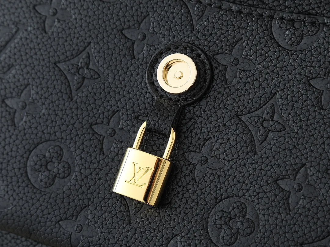 💰260💰Upgraded from the original M14604 M14973. This Anytime Flap Bag is made of Monogram Empreinte leather and continues the design elements of the Anytime Shopper series, making it easy to create a personalized look suitable for day and night. Side buckles cleverly expand the space for easy storage of daily needs. The dazzling sliding chain shoulder strap allows for flexible carrying, and the LV padlock adds a signature touch. Dimensions: 18.5 x 9.5 x 29.5 cm (height x width x length)
