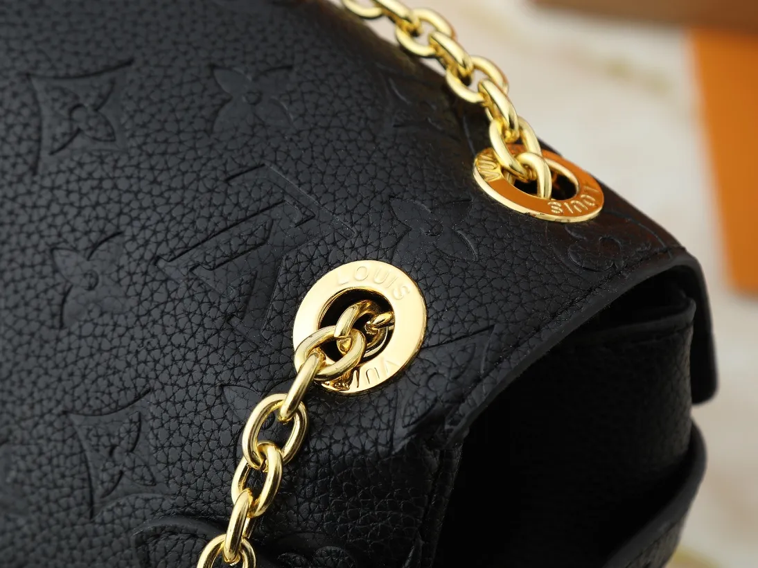 💰260💰Upgraded from the original M14604 M14973. This Anytime Flap Bag is made of Monogram Empreinte leather and continues the design elements of the Anytime Shopper series, making it easy to create a personalized look suitable for day and night. Side buckles cleverly expand the space for easy storage of daily needs. The dazzling sliding chain shoulder strap allows for flexible carrying, and the LV padlock adds a signature touch. Dimensions: 18.5 x 9.5 x 29.5 cm (height x width x length)