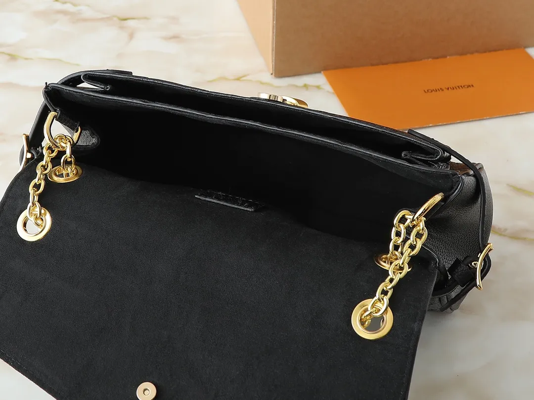 💰260💰Upgraded from the original M14604 M14973. This Anytime Flap Bag is made of Monogram Empreinte leather and continues the design elements of the Anytime Shopper series, making it easy to create a personalized look suitable for day and night. Side buckles cleverly expand the space for easy storage of daily needs. The dazzling sliding chain shoulder strap allows for flexible carrying, and the LV padlock adds a signature touch. Dimensions: 18.5 x 9.5 x 29.5 cm (height x width x length)