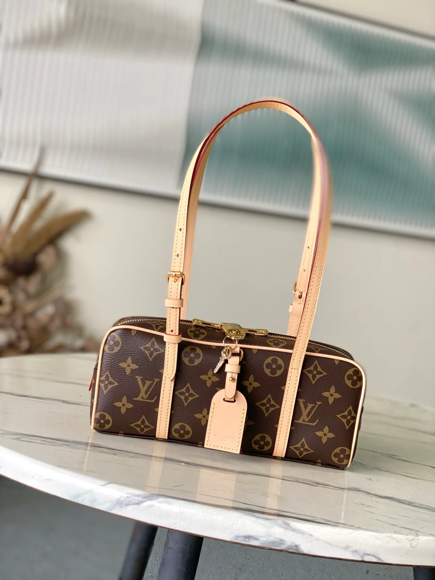 💰800 Top Original Order M47031 Looking back to the classic design of the Cite handbag in the 1980s, this HangOn handbag has a rich retro style. Monogram canvas and WN trim create a modern bowling bag gallery shape, and the padlock and nameplate highlight the brand's touch. Zipper closure and adjustable shoulder straps allow for flexible travel. Dimensions: 26 × 11.5 × 6.5 cm