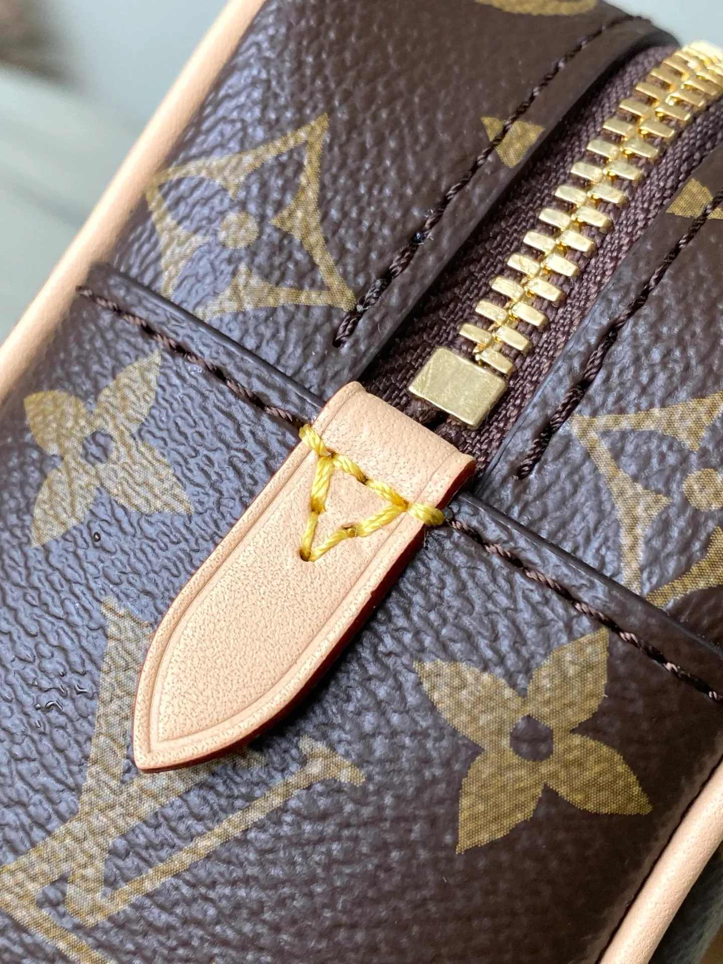 💰800 Top Original Order M47031 Looking back to the classic design of the Cite handbag in the 1980s, this HangOn handbag has a rich retro style. Monogram canvas and WN trim create a modern bowling bag gallery shape, and the padlock and nameplate highlight the brand's touch. Zipper closure and adjustable shoulder straps allow for flexible travel. Dimensions: 26 × 11.5 × 6.5 cm