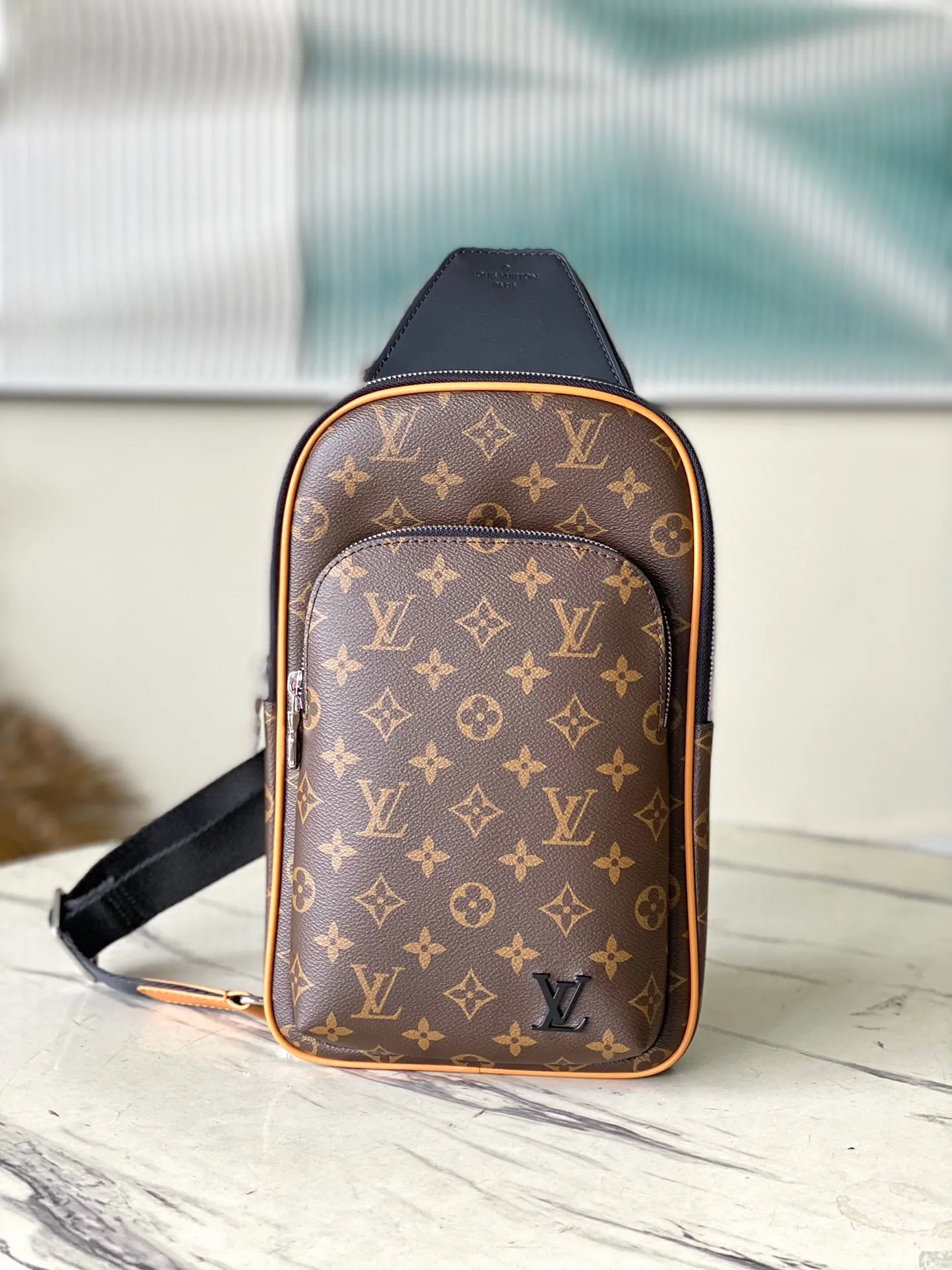 💰860 Top Original M46718 Yellow Leather AVENUE Shoulder Bag The Avenue shoulder bag made of Damier Graphite canvas is the perfect companion for urban life: small and fashionable, showing a casual and uninhibited attitude. "Smart" shoulder strap design, suitable for carrying on the left or right shoulder. Styling design to improve carrying comfort; double zipper opening and closing design to ensure safe placement of valuables -20 x 31 x 10cm