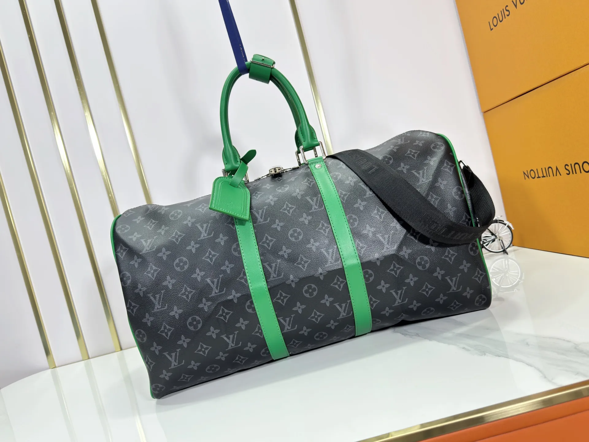 P340 M26434 M41416 Upgraded from the original version, this Keepall Bandoulière 50 travel bag is made of Monogram Eclipse canvas, with bright side straps and top handles to inject a dynamic feel. Compact construction with fabric lining and zippered pockets for on-the-go convenience. The removable and adjustable shoulder strap allows for shoulder or cross-body wear. 29 x 23 x 50 cm (height x width x length)
