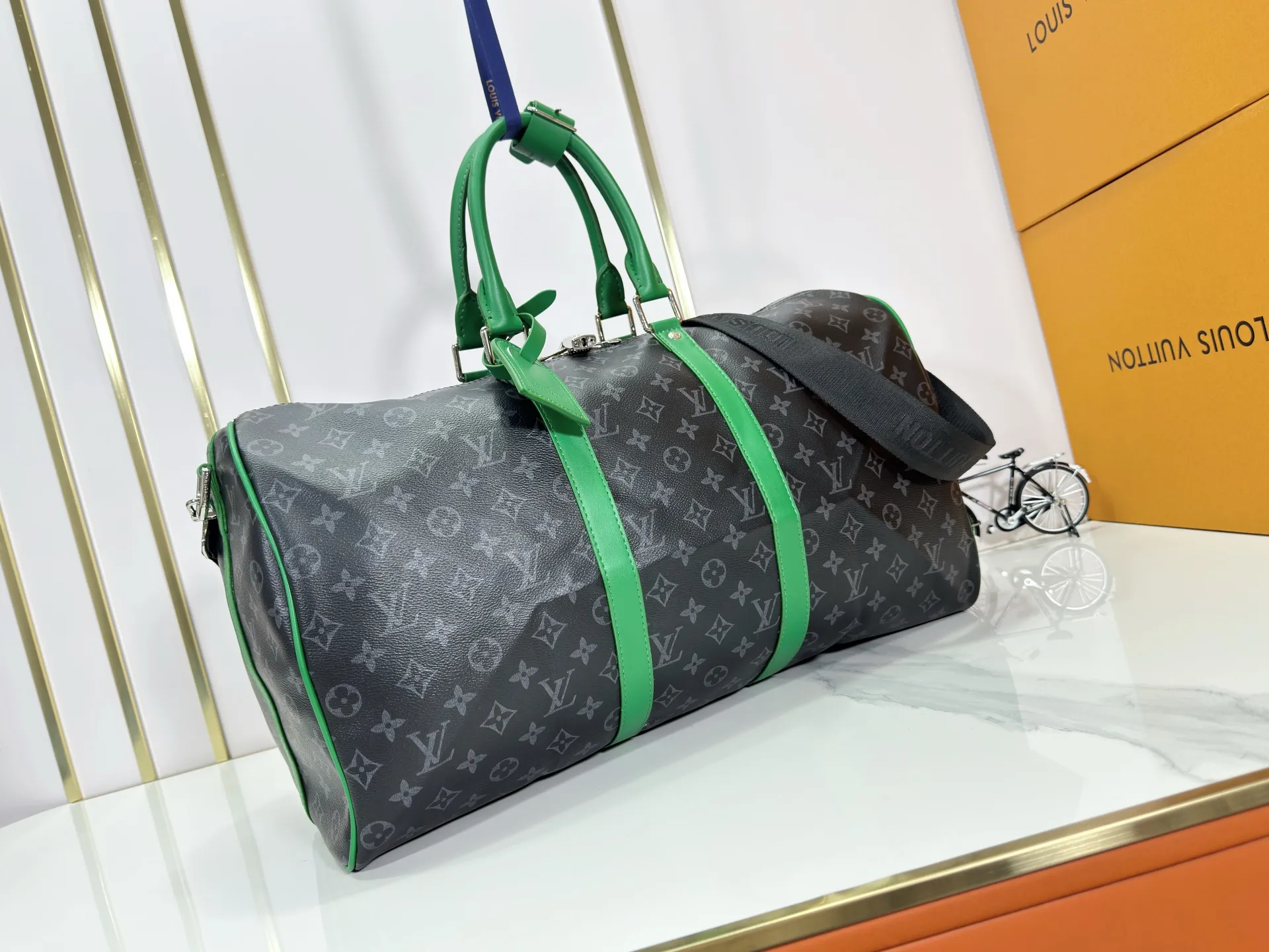 P340 M26434 M41416 Upgraded from the original version, this Keepall Bandoulière 50 travel bag is made of Monogram Eclipse canvas, with bright side straps and top handles to inject a dynamic feel. Compact construction with fabric lining and zippered pockets for on-the-go convenience. The removable and adjustable shoulder strap allows for shoulder or cross-body wear. 29 x 23 x 50 cm (height x width x length)
