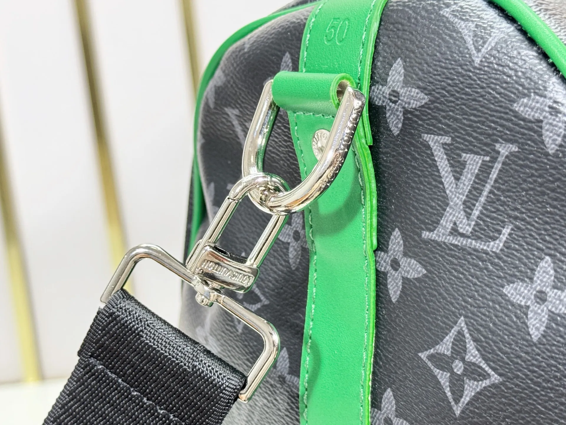 P340 M26434 M41416 Upgraded from the original version, this Keepall Bandoulière 50 travel bag is made of Monogram Eclipse canvas, with bright side straps and top handles to inject a dynamic feel. Compact construction with fabric lining and zippered pockets for on-the-go convenience. The removable and adjustable shoulder strap allows for shoulder or cross-body wear. 29 x 23 x 50 cm (height x width x length)
