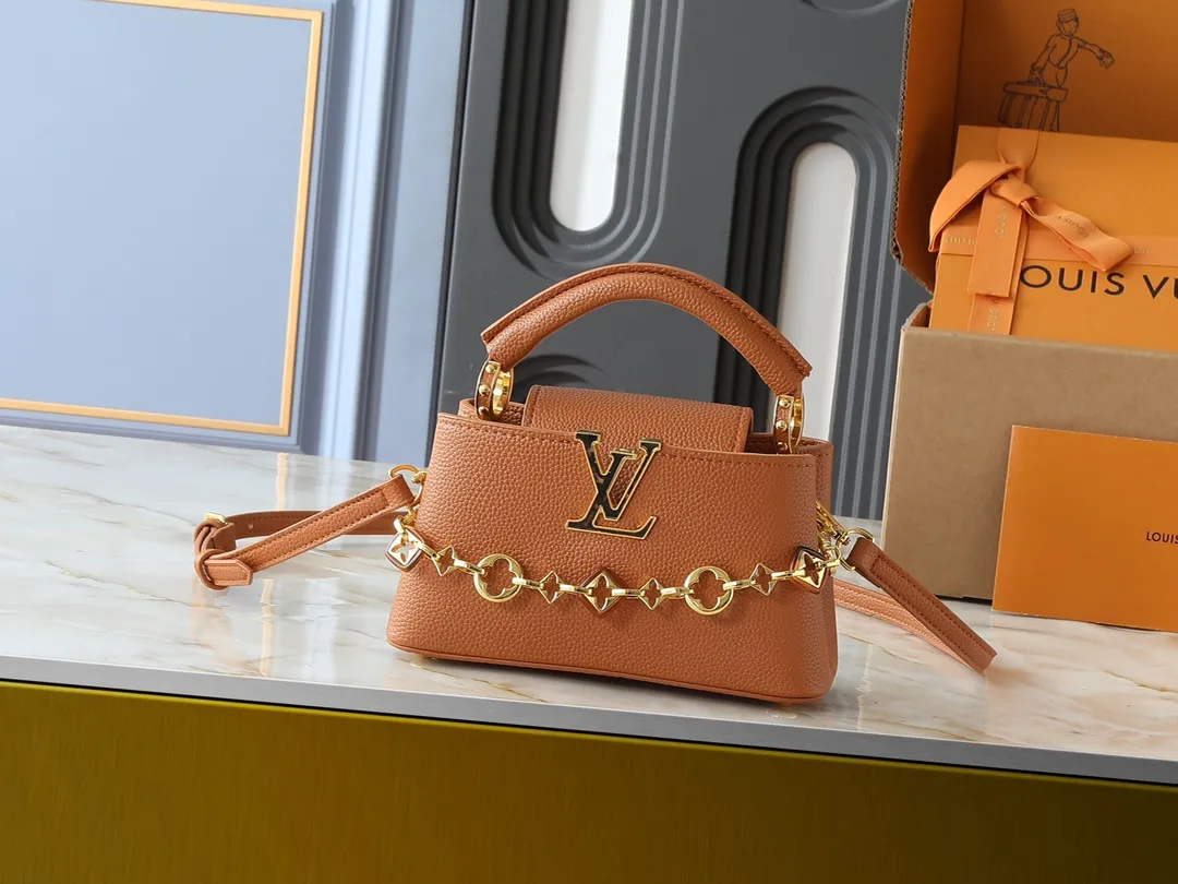 💰420💰Guangzhou goods Upgraded from the original M14381 M14970 M14393 M14972 M14971 This Harmony series launches the Capucines East West mini handbag, which uses a decorative chain to show the inspiration of the Monogram flower. Taurillon cow leather creates an exquisite structure, and the LV letters interpret the colorful brushstrokes of the Puffygram jewelry series. The flap can be folded in or out, and the inner pocket can safely store valuables. Dimensions: 22.0 x 12.0 x 8.0 cm (length x height x width)