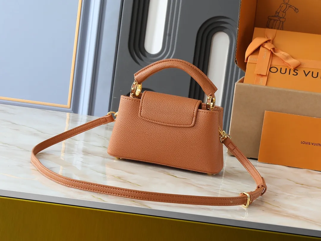 💰420💰Guangzhou goods Upgraded from the original M14381 M14970 M14393 M14972 M14971 This Harmony series launches the Capucines East West mini handbag, which uses a decorative chain to show the inspiration of the Monogram flower. Taurillon cow leather creates an exquisite structure, and the LV letters interpret the colorful brushstrokes of the Puffygram jewelry series. The flap can be folded in or out, and the inner pocket can safely store valuables. Dimensions: 22.0 x 12.0 x 8.0 cm (length x height x width)