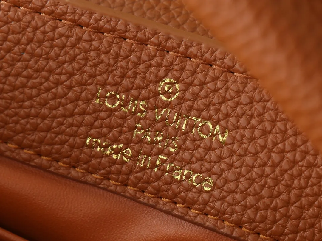 💰420💰Guangzhou goods Upgraded from the original M14381 M14970 M14393 M14972 M14971 This Harmony series launches the Capucines East West mini handbag, which uses a decorative chain to show the inspiration of the Monogram flower. Taurillon cow leather creates an exquisite structure, and the LV letters interpret the colorful brushstrokes of the Puffygram jewelry series. The flap can be folded in or out, and the inner pocket can safely store valuables. Dimensions: 22.0 x 12.0 x 8.0 cm (length x height x width)