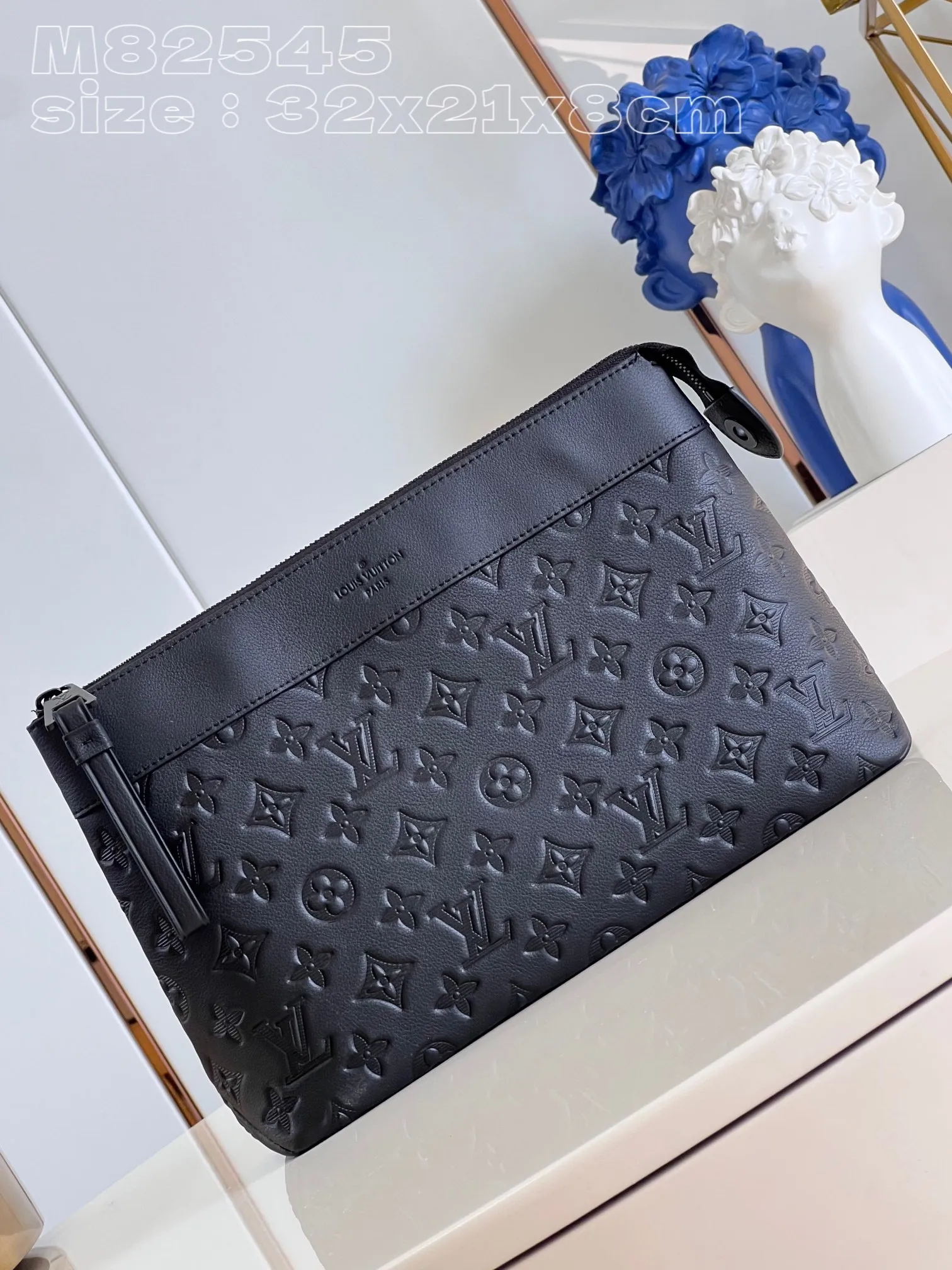 💰740 (top-grain leather) top original model: M82544 black embossed clutch 🕶️🕶️Pochette Voyage Souple clutch is made of soft Monogram Eclipse coated canvas, with rounded strokes outlining the classic Pochette Voyage clutch lines, bringing a comfortable travel experience. The slim construction features a zip compartment and magnetic back pocket. 32 x 21 x 8 cm (length x height x width)