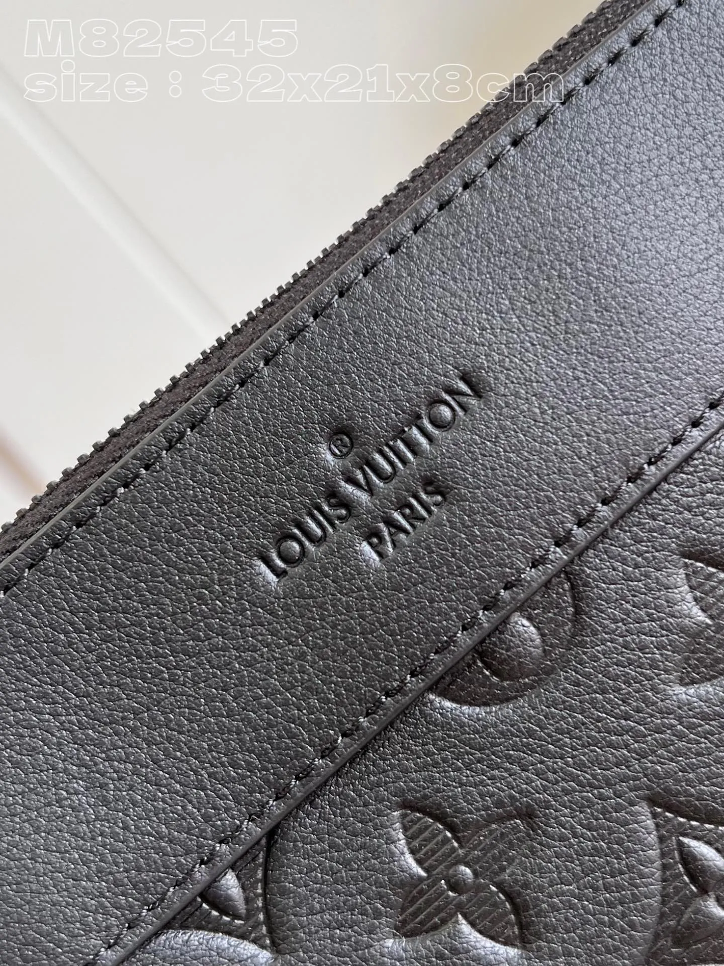 💰740 (top-grain leather) top original model: M82544 black embossed clutch 🕶️🕶️Pochette Voyage Souple clutch is made of soft Monogram Eclipse coated canvas, with rounded strokes outlining the classic Pochette Voyage clutch lines, bringing a comfortable travel experience. The slim construction features a zip compartment and magnetic back pocket. 32 x 21 x 8 cm (length x height x width)