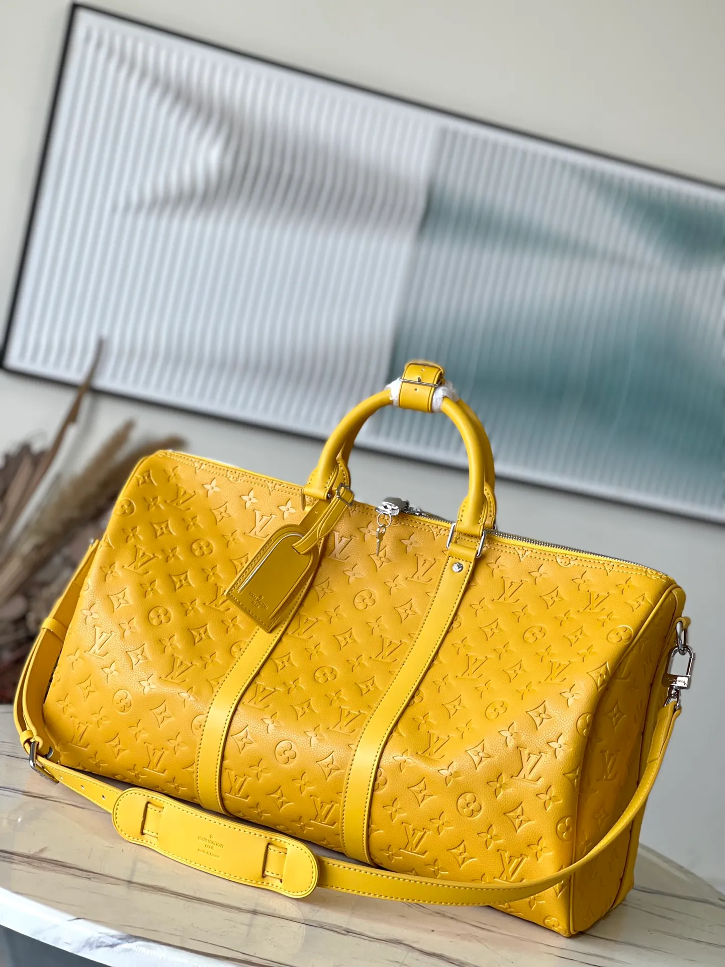 💰1500 (top-grain leather) Top original order M23748 Yellow This Keepall Bandoulière 50 travel bag is made of Monogram Shadow leather with full Monogram embossing and matte metal parts to achieve a minimalist design. The cabin luggage size is suitable for short trips. The Keepall soft travel bag series was born in the 1930s and remains as classic and elegant as ever. Dimensions: 50 x 29 x 23 cm