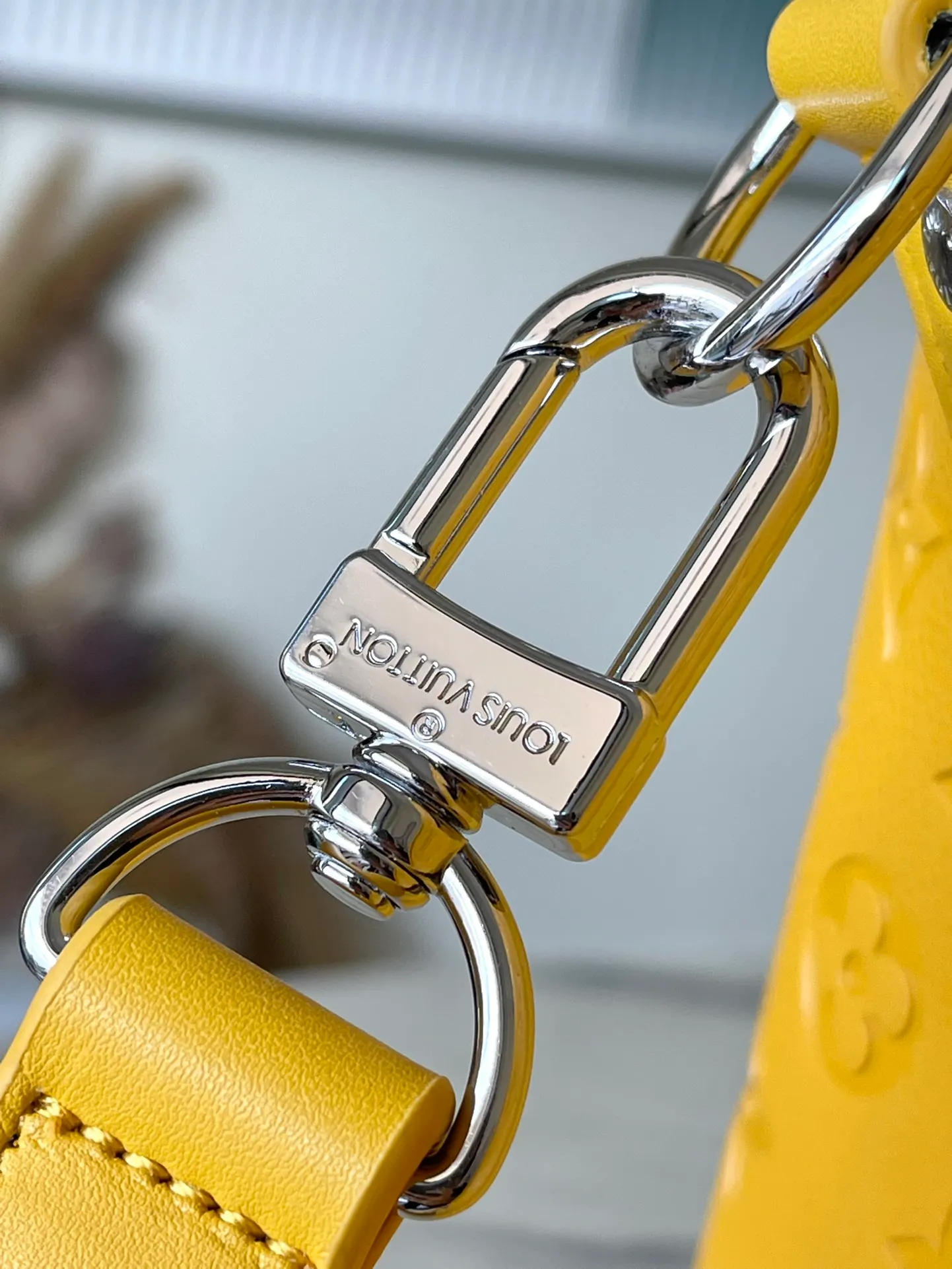 💰1500 (top-grain leather) Top original order M23748 Yellow This Keepall Bandoulière 50 travel bag is made of Monogram Shadow leather with full Monogram embossing and matte metal parts to achieve a minimalist design. The cabin luggage size is suitable for short trips. The Keepall soft travel bag series was born in the 1930s and remains as classic and elegant as ever. Dimensions: 50 x 29 x 23 cm