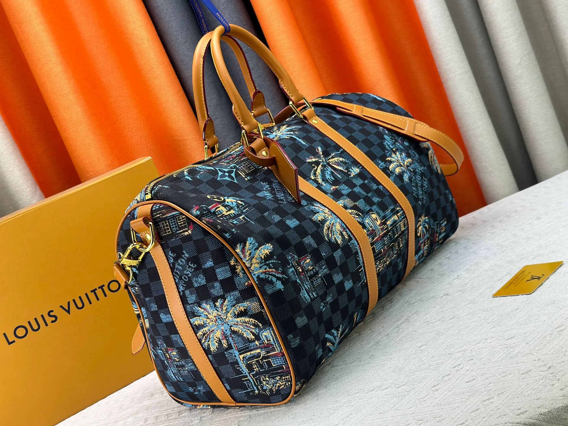 P380 Upgraded original M00227 Coconut Tree This Keell Bandoulière 50 travel bag is made of gorgeous cotton and Damier lm Trees jacquard texture, showing the brand's exquisite craftsmanship. The checkerboard pattern highlights palm trees, iconic buildings and vintage car patterns, recalling the Miami night scene depicted in old postcards, and the Marque L.Vuitton Désée logo is subtly integrated into it.  29 x 23 x 50 cm (H x W x Length) Damier lm Trees Jacquard cotton Cow leather trim Fabric lining Metal hardware Carry-on baggage dimensions Double zipper closure Padlock Removable name tag Internal zippered pocket Shoulder straps: removable, adjustable Strap half-length: 36.0 cm Strap half-length adjustable to: 50.0 cm Handle: Double handle