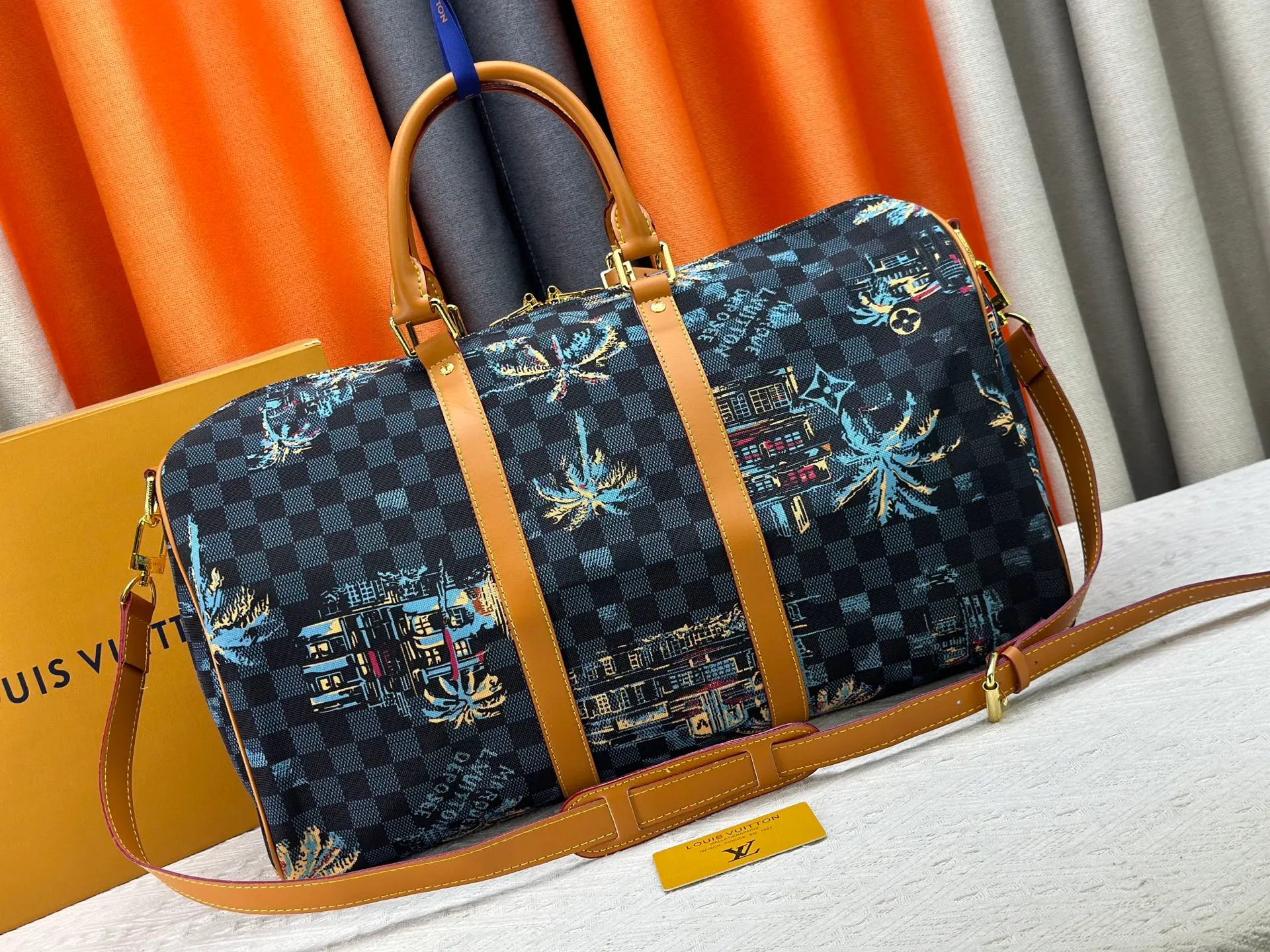 P380 Upgraded original M00227 Coconut Tree This Keell Bandoulière 50 travel bag is made of gorgeous cotton and Damier lm Trees jacquard texture, showing the brand's exquisite craftsmanship. The checkerboard pattern highlights palm trees, iconic buildings and vintage car patterns, recalling the Miami night scene depicted in old postcards, and the Marque L.Vuitton Désée logo is subtly integrated into it.  29 x 23 x 50 cm (H x W x Length) Damier lm Trees Jacquard cotton Cow leather trim Fabric lining Metal hardware Carry-on baggage dimensions Double zipper closure Padlock Removable name tag Internal zippered pocket Shoulder straps: removable, adjustable Strap half-length: 36.0 cm Strap half-length adjustable to: 50.0 cm Handle: Double handle