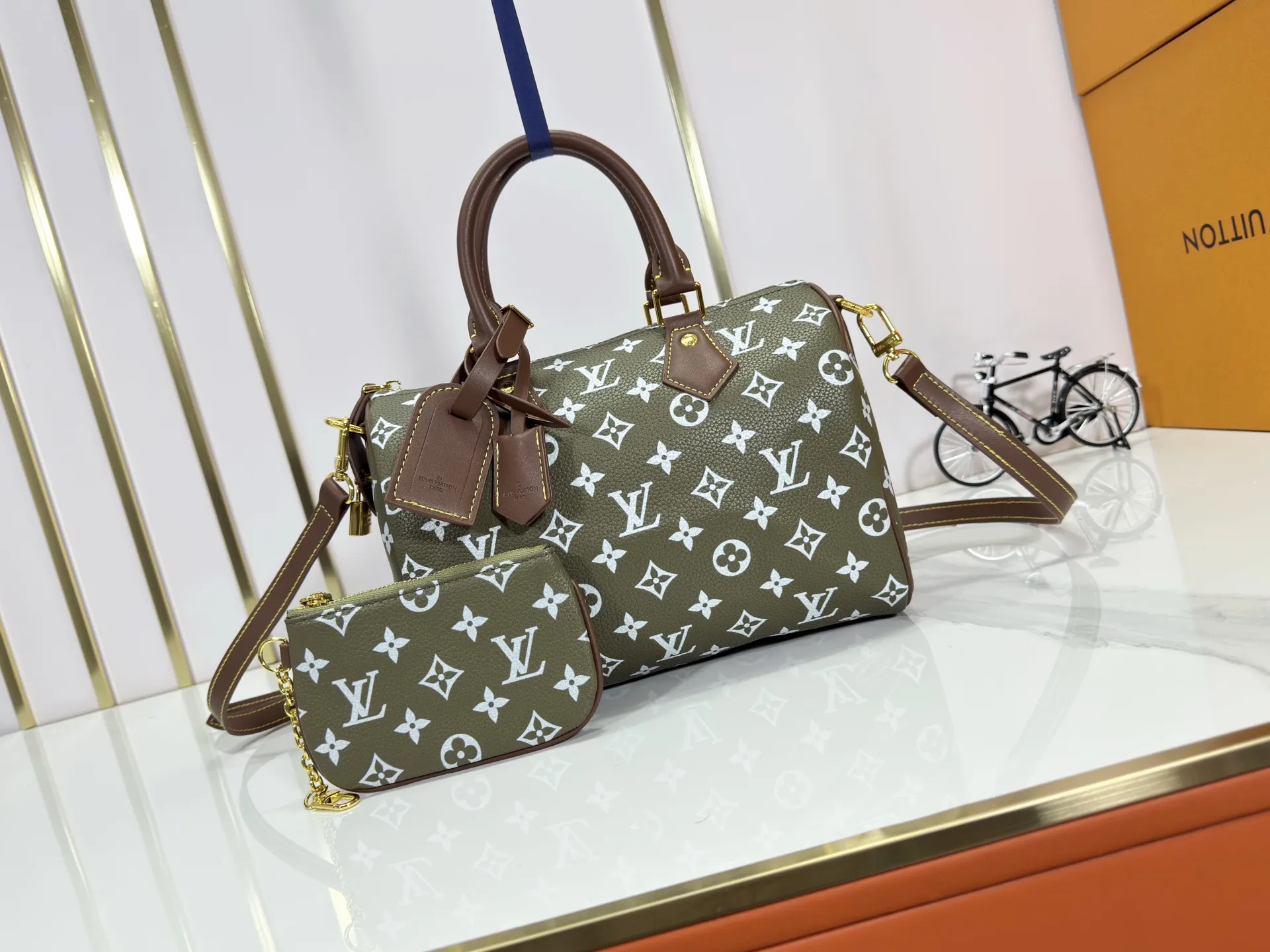 P280 Upgraded original M15278 M24441 M24424 This Speedy Bandoulière 25 Monogram Leather handbag is made of soft cow leather and uses Monogram patterns to reproduce the elegant look and feel of canvas printing. Dazzling metal hardware, sheepskin lining and nameplate all reflect Creative Director Pharrell Williams' relentless attention to detail. 25 x 15 x 15 cm (length x height x width)