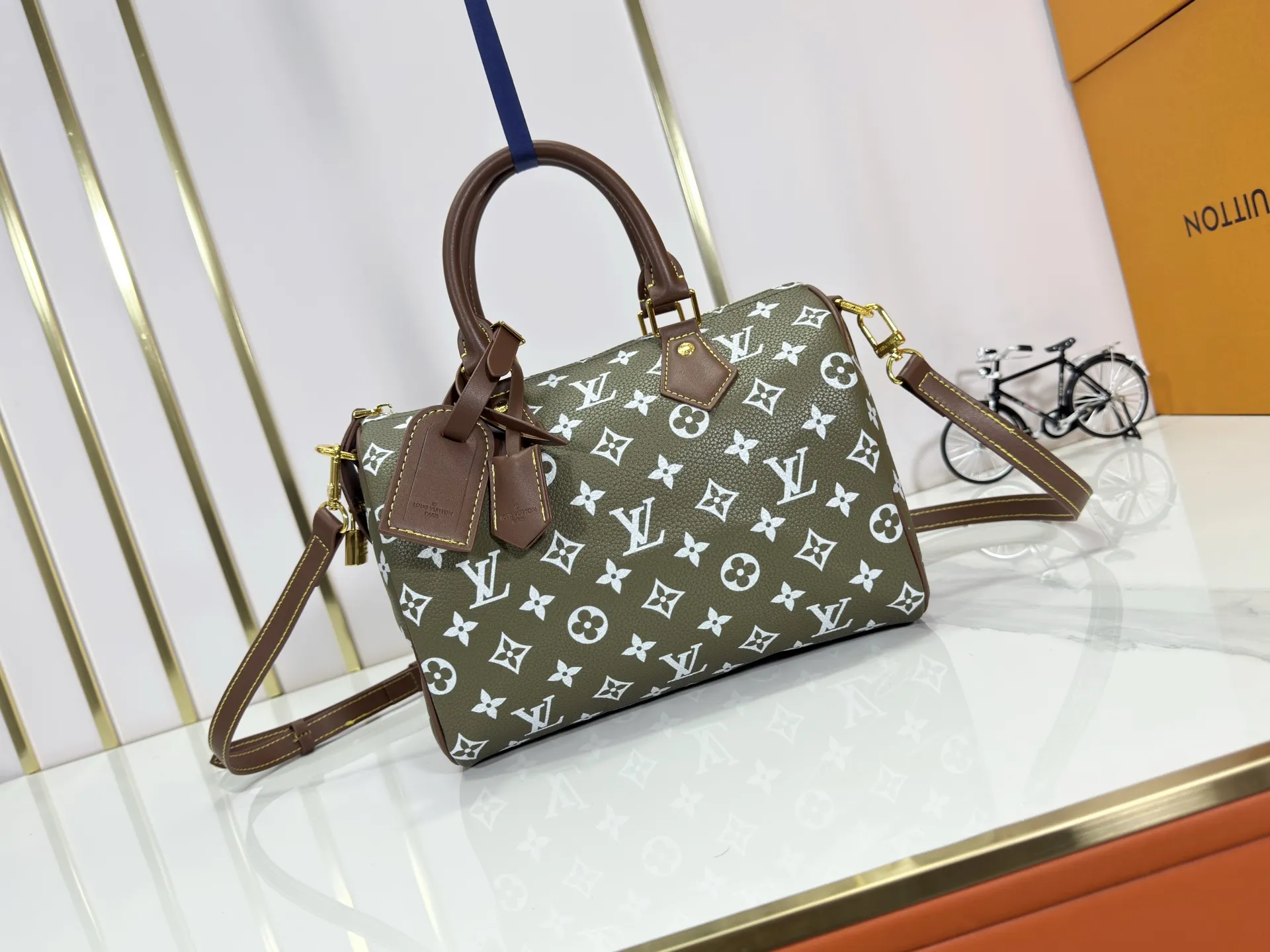 P280 Upgraded original M15278 M24441 M24424 This Speedy Bandoulière 25 Monogram Leather handbag is made of soft cow leather and uses Monogram patterns to reproduce the elegant look and feel of canvas printing. Dazzling metal hardware, sheepskin lining and nameplate all reflect Creative Director Pharrell Williams' relentless attention to detail. 25 x 15 x 15 cm (length x height x width)