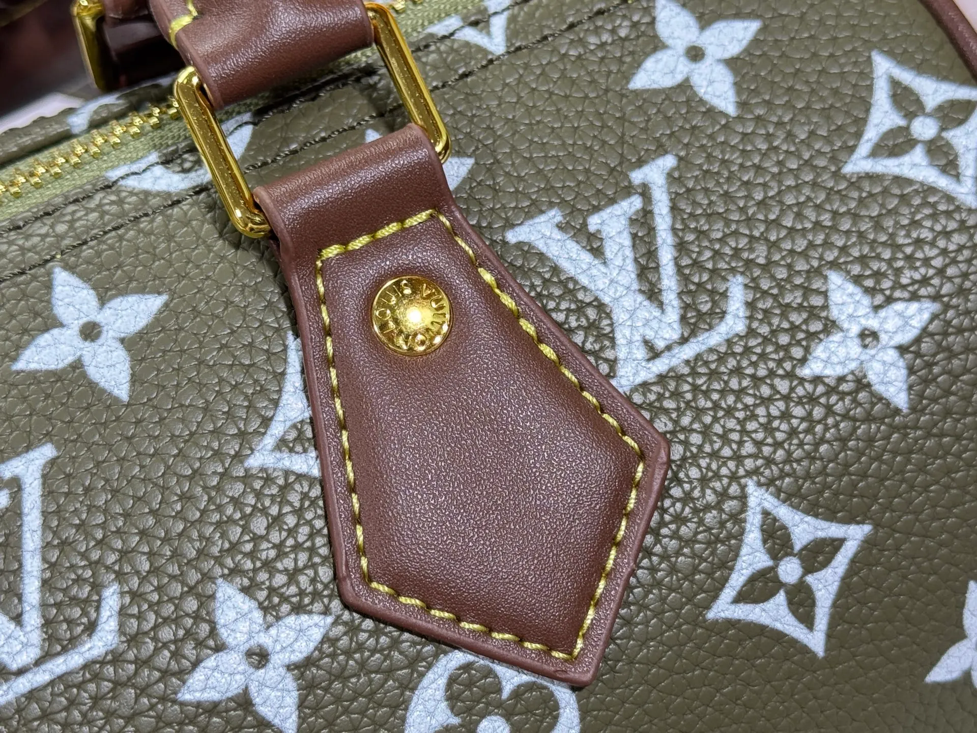 P280 Upgraded original M15278 M24441 M24424 This Speedy Bandoulière 25 Monogram Leather handbag is made of soft cow leather and uses Monogram patterns to reproduce the elegant look and feel of canvas printing. Dazzling metal hardware, sheepskin lining and nameplate all reflect Creative Director Pharrell Williams' relentless attention to detail. 25 x 15 x 15 cm (length x height x width)