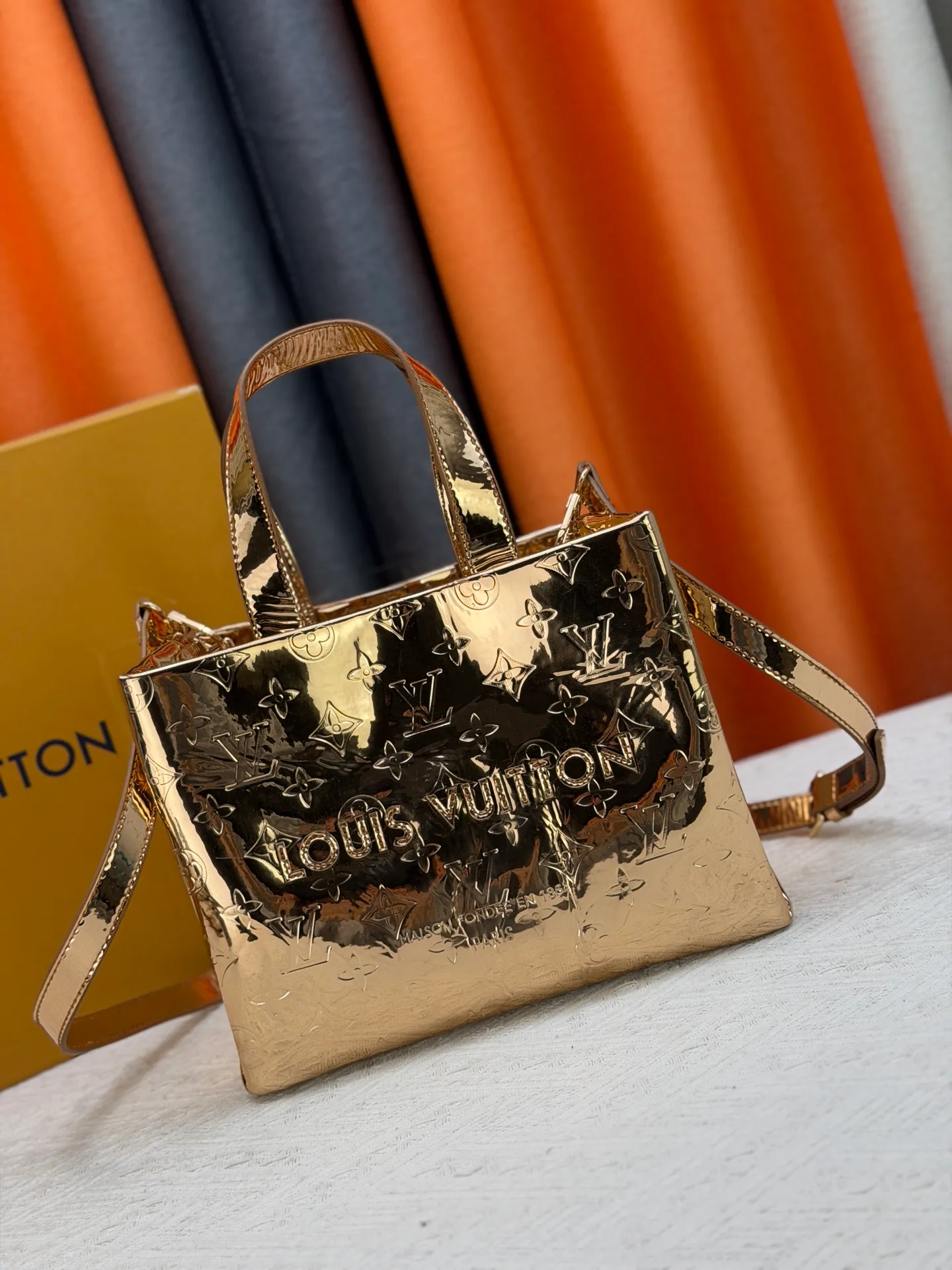 P300 M13940 Mirror Silver Rose Gold Gunmetal Brown Gradient Pink Gradient Blue Khaki Colored Plaid Black Plaid Presbyopia Orange Black Green Pink PHARREL and NIGO collection’s joint series top original order This Shopper medium handbag draws inspiration from Louis Vuitton shopping bags, expressing Louis Vuitton and Maison Fondée En 1854 in soft cow leather Lettering, top handle and removable shoulder strap. 25x19x11 • Cow leather • Cow leather trim • Textile lining • Metal hardware • Musketon closure • Main compartment • Zip pocket • Double patch pockets • Handles: Double handle