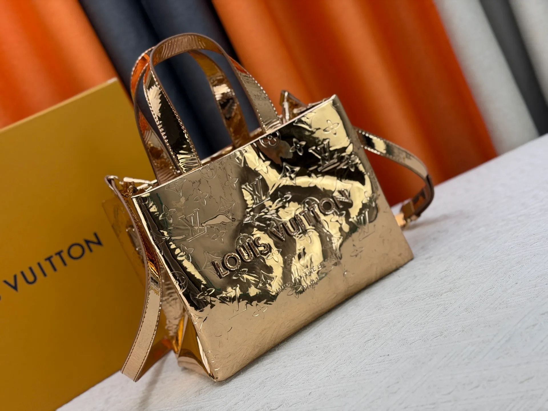 P300 M13940 Mirror Silver Rose Gold Gunmetal Brown Gradient Pink Gradient Blue Khaki Colored Plaid Black Plaid Presbyopia Orange Black Green Pink PHARREL and NIGO collection’s joint series top original order This Shopper medium handbag draws inspiration from Louis Vuitton shopping bags, expressing Louis Vuitton and Maison Fondée En 1854 in soft cow leather Lettering, top handle and removable shoulder strap. 25x19x11 • Cow leather • Cow leather trim • Textile lining • Metal hardware • Musketon closure • Main compartment • Zip pocket • Double patch pockets • Handles: Double handle