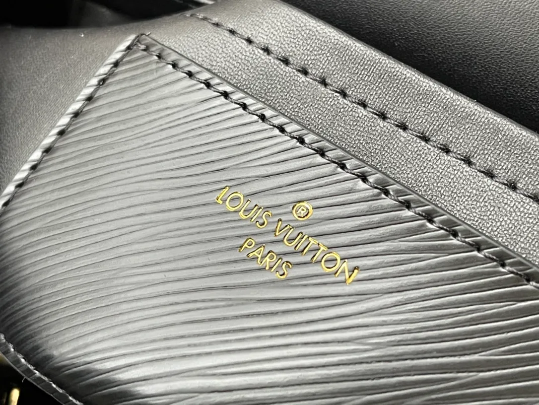 💰1160 (First-Grade Leather) Top Original M21606 Black This Twist medium handbag incorporates an enamel Monogram flower into the double chain, which can be used as a subtle embellishment or connected to the shoulder strap to achieve more styling possibilities. Epi grained leather body with smooth leather trim and lining. Dimensions: 23 x 17 x 9.5 cm